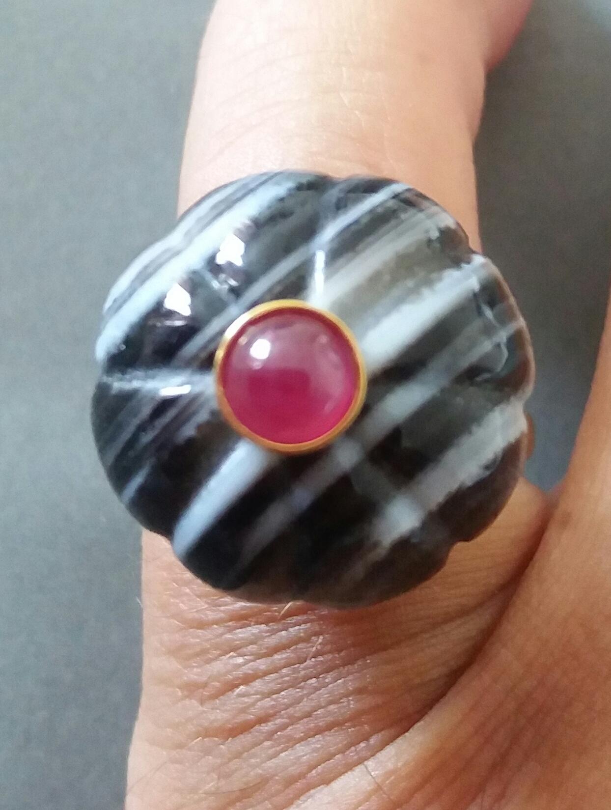 Contemporary Banded Black Onyx Turban Fashion Ring Ruby Cabochon 14 Karat Solid Yellow Gold For Sale