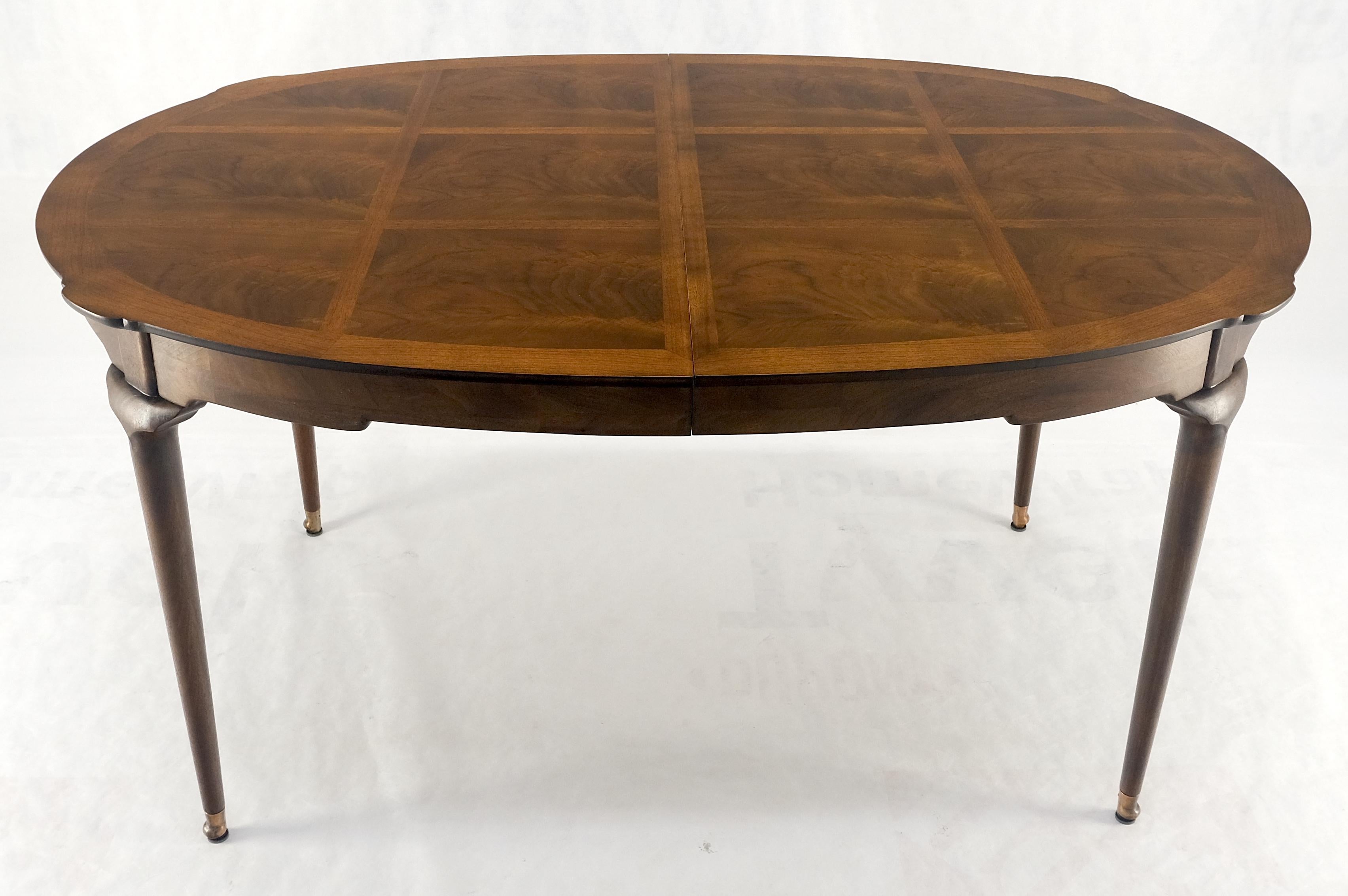 Mid-Century Modern Ronce de noyer flammé ovale à trois feuilles  Table de conférence MINT ! en vente