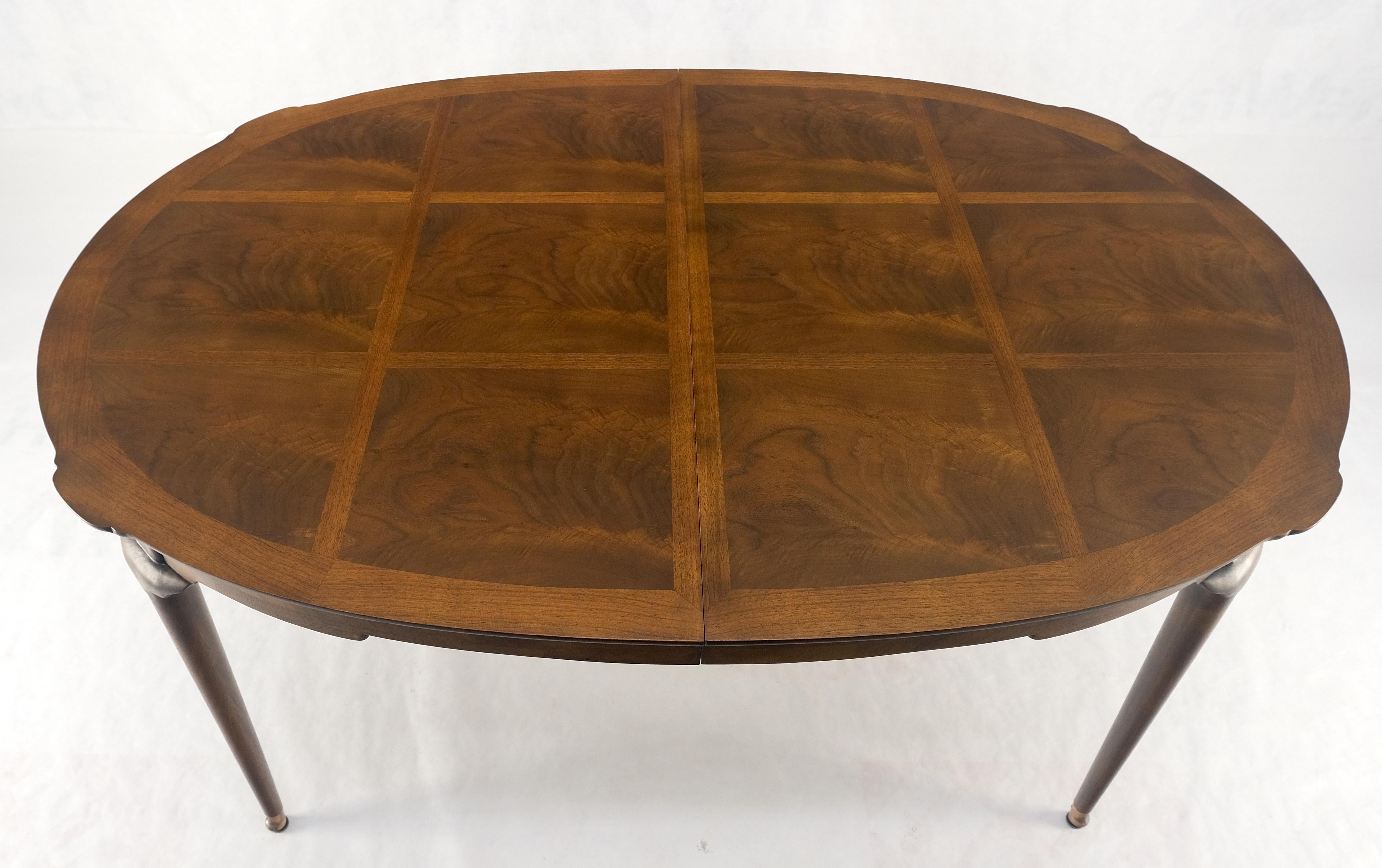 Ronce de noyer flammé ovale à trois feuilles  Table de conférence MINT ! Excellent état - En vente à Rockaway, NJ