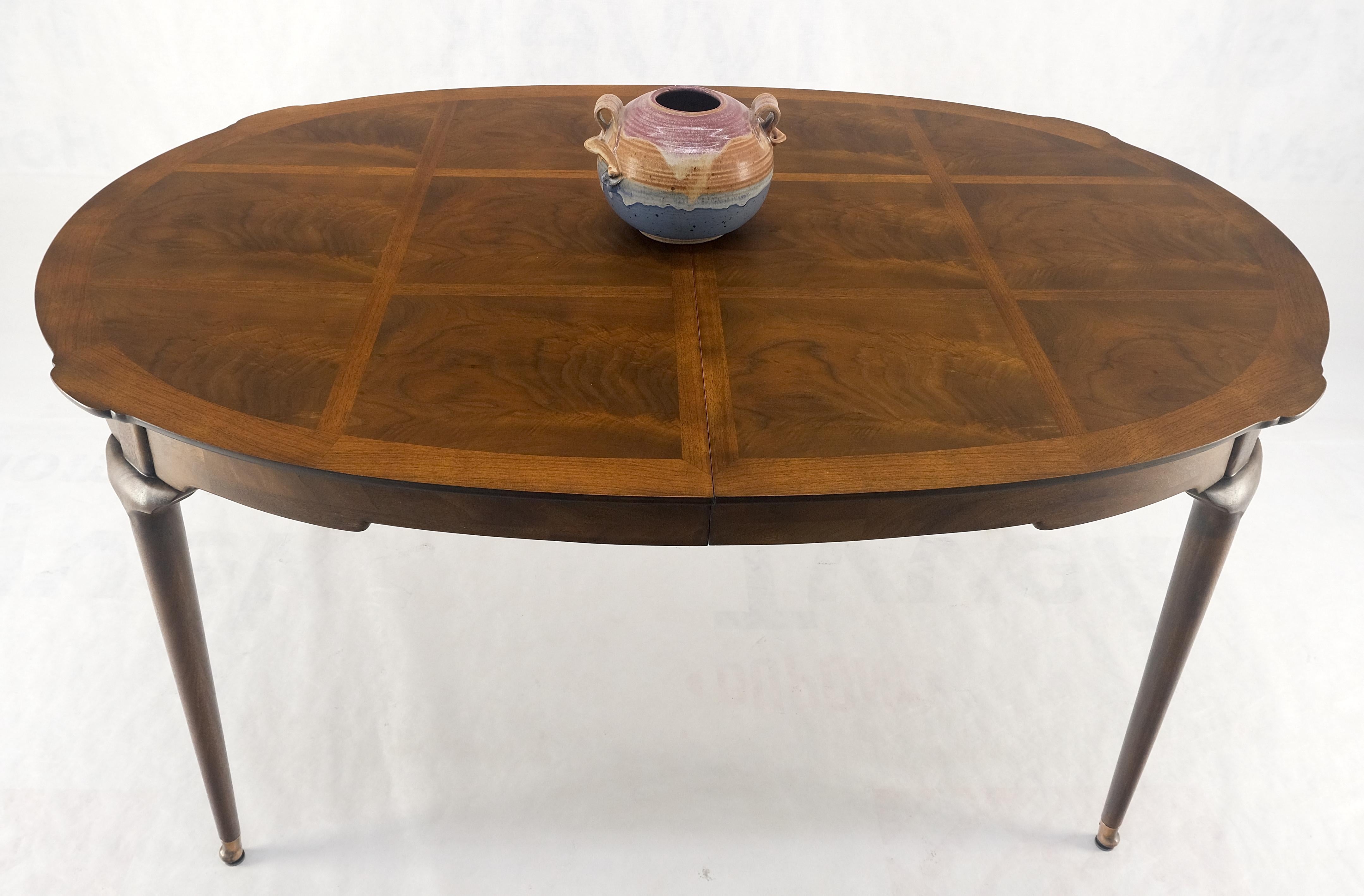 20ième siècle Ronce de noyer flammé ovale à trois feuilles  Table de conférence MINT ! en vente