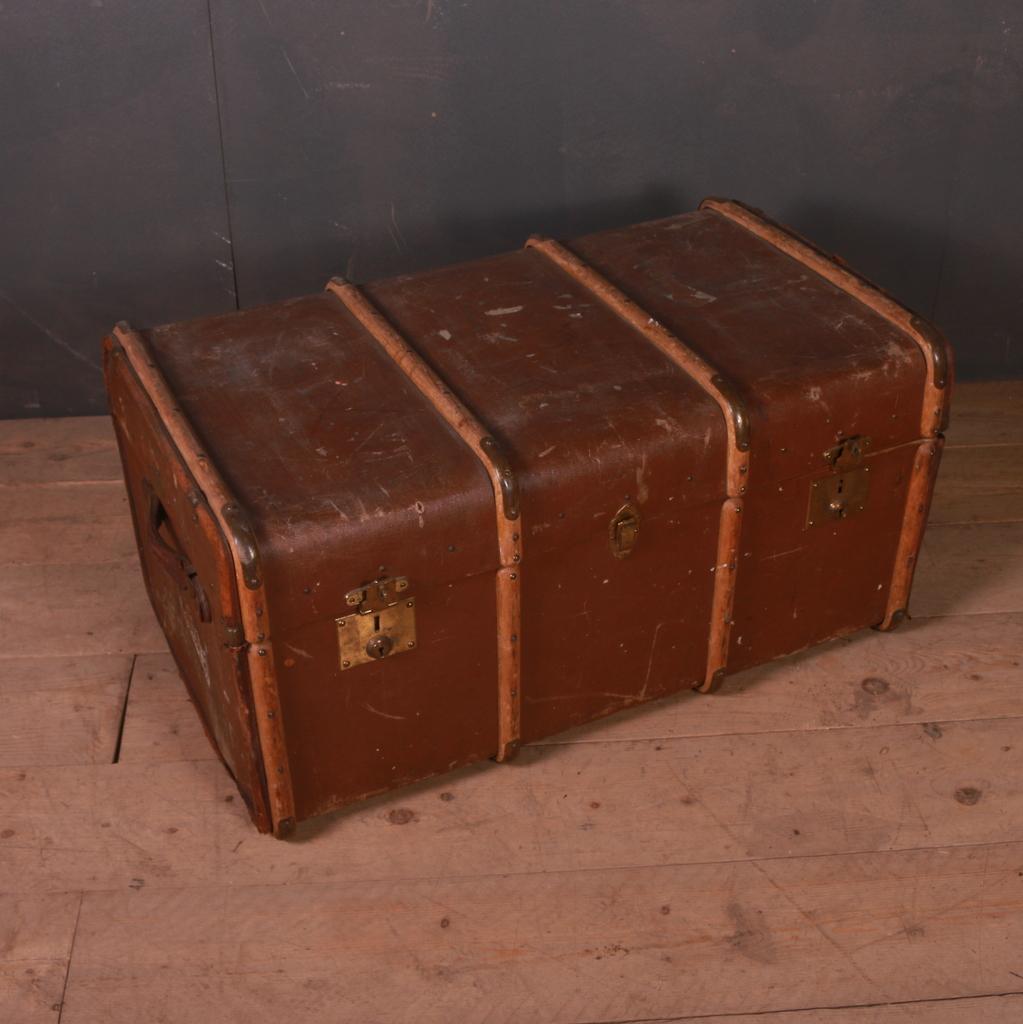 Early 20th C banded cabin trunk. 1910.

Dimensions
39 inches (99 cms) eide
23 inches (58 cms) deep
19 inches (48 cms) high.