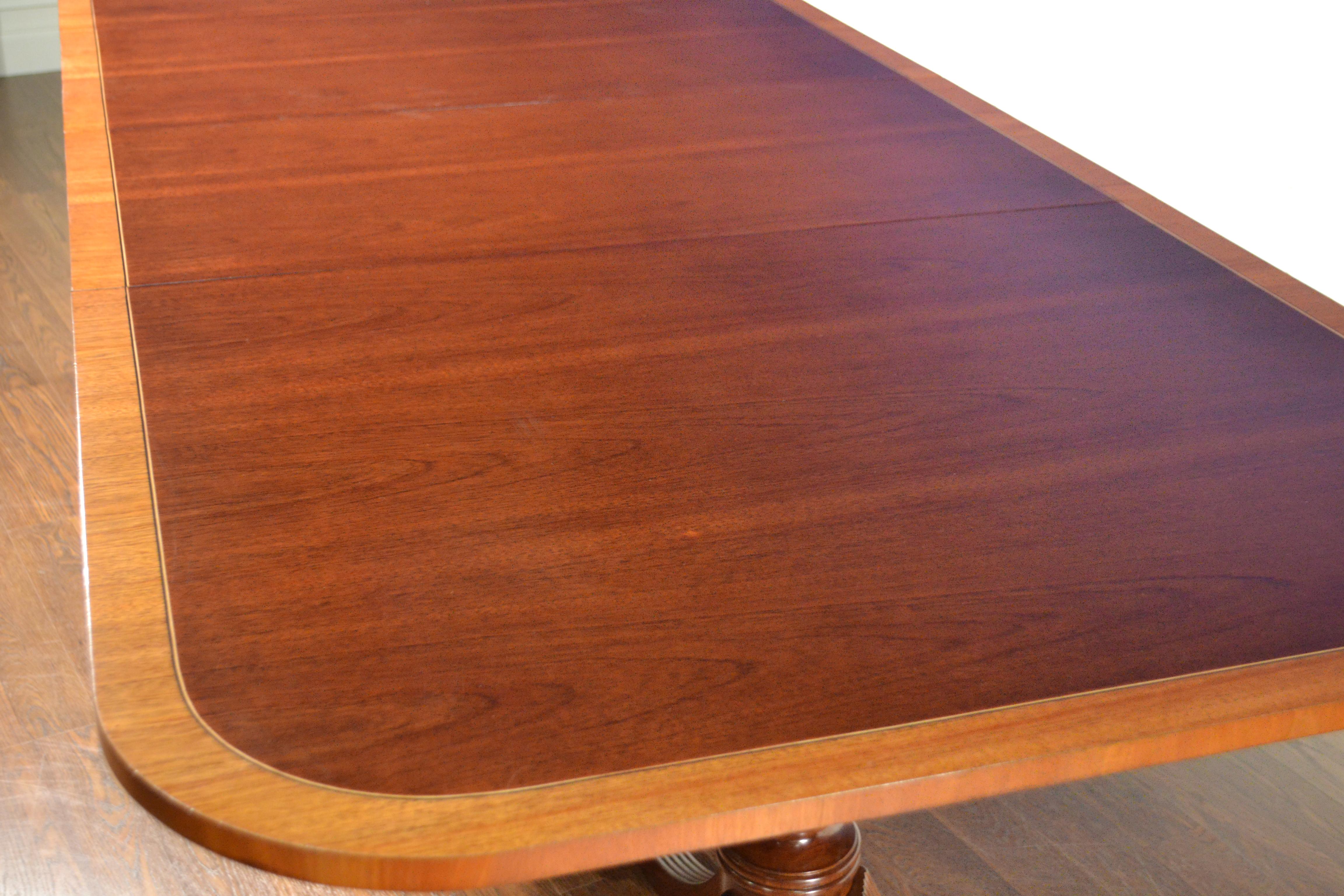 XXIe siècle et contemporain Table de salle à manger à piédestal en acajou de style géorgien avec bandes, par Leighton Hall en vente