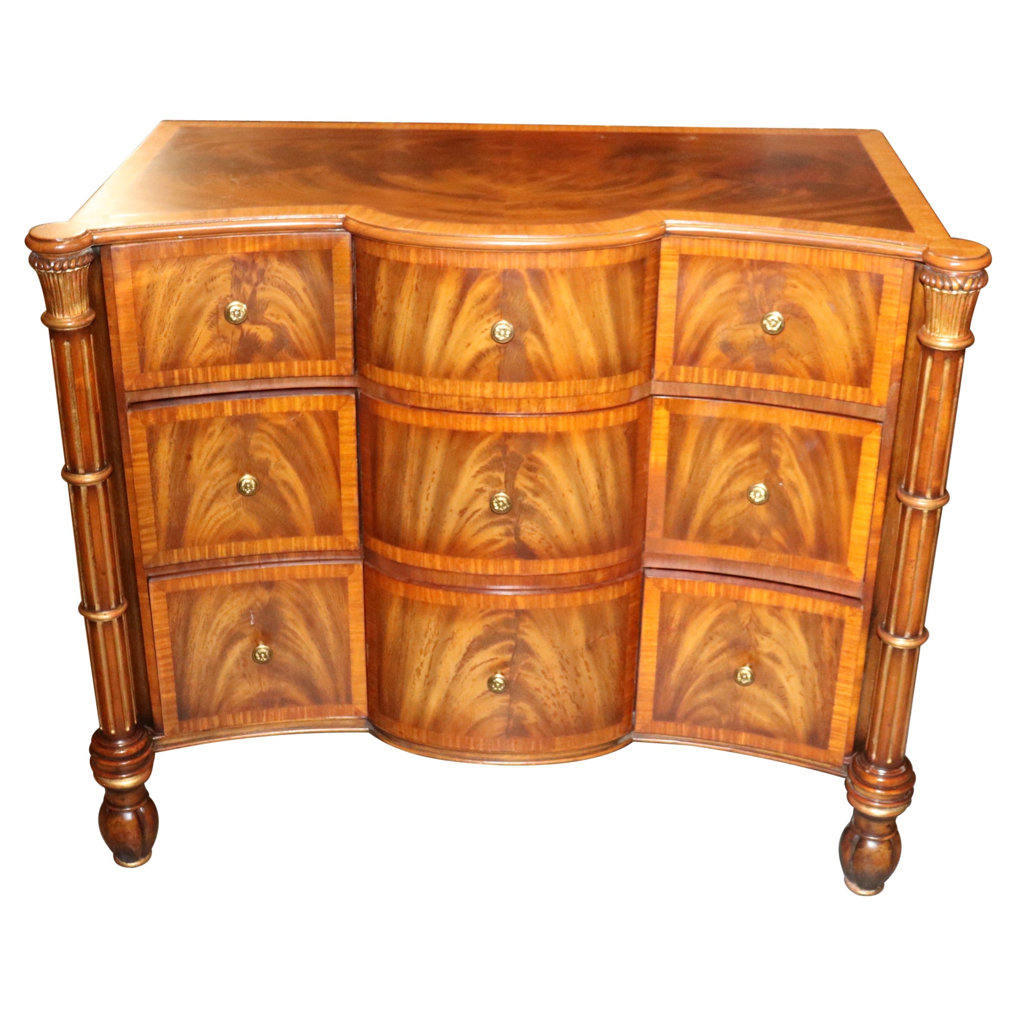 Maitland Smith-Kommode aus geflammtem Mahagoni mit neun Schubladen im Regency-Stil