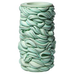 Banded Fold III, ein grünes Parian-Porzellan-Skulpturengefäß von Steven Edwards