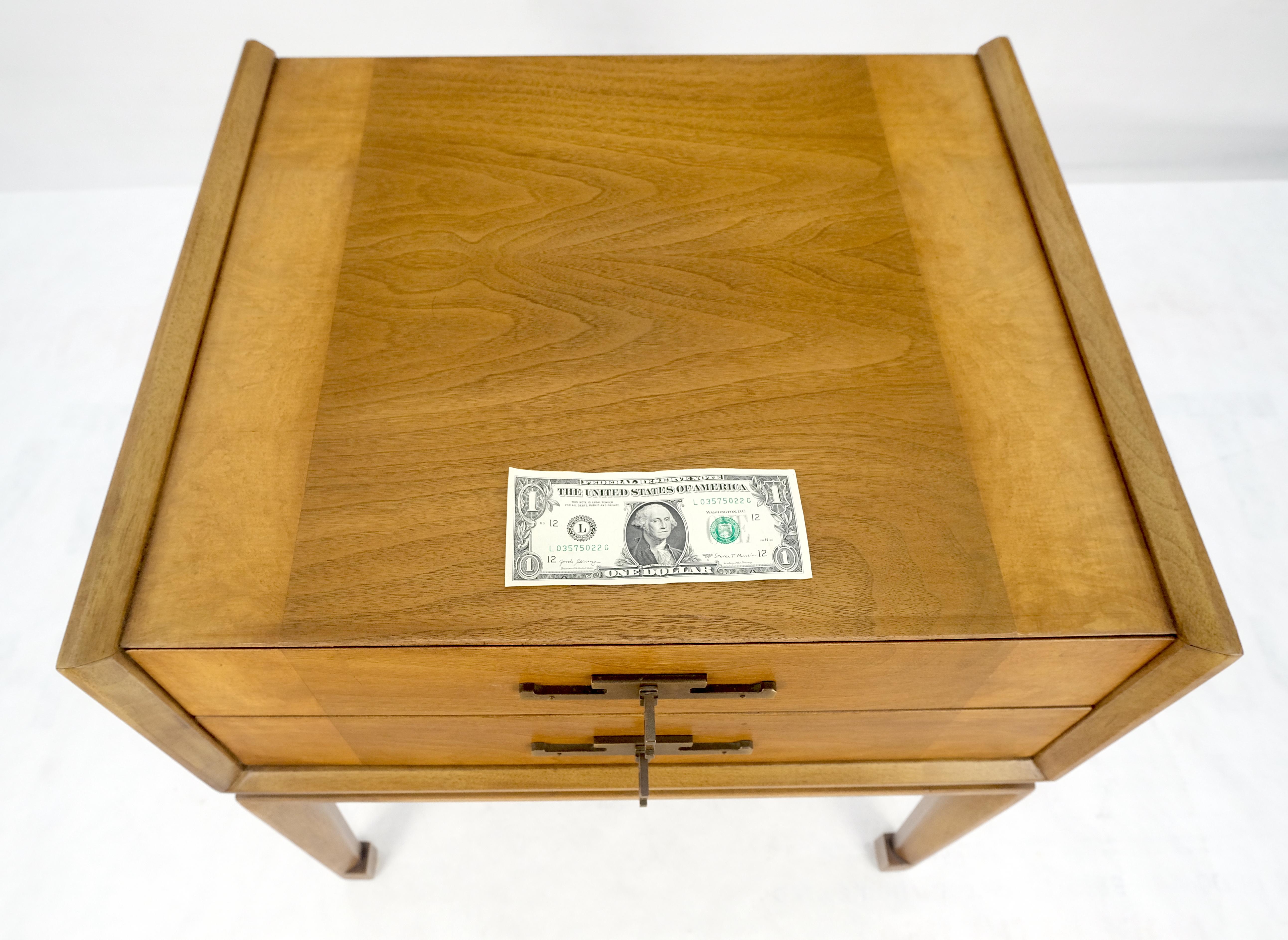 Banded Gallery Top Bracket Legs Floating 2 Drawer Walnut Night Stand End Table en vente 6