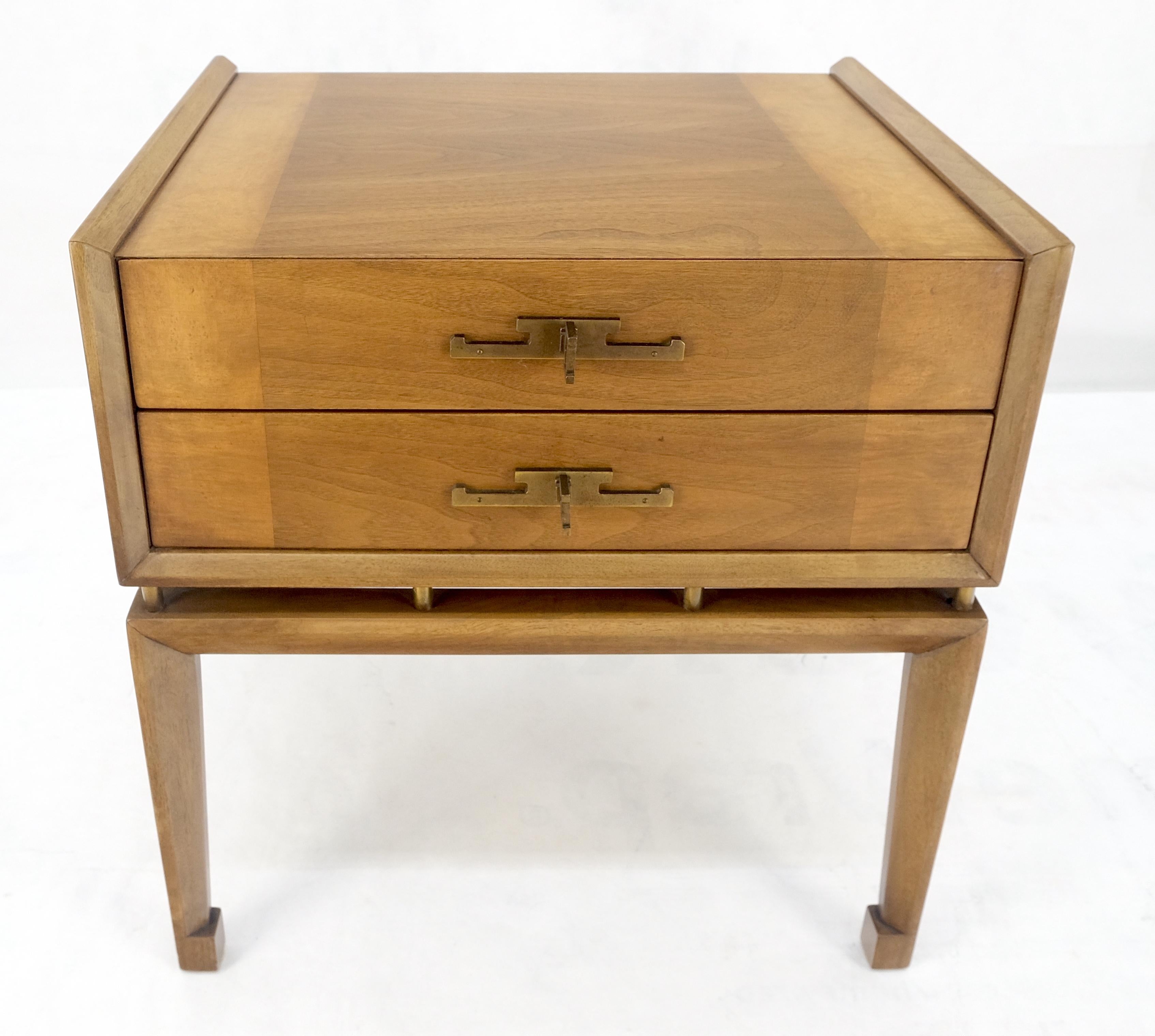 Mid-Century Modern Banded Gallery Top Bracket Legs Floating 2 Drawer Walnut Night Stand End Table en vente