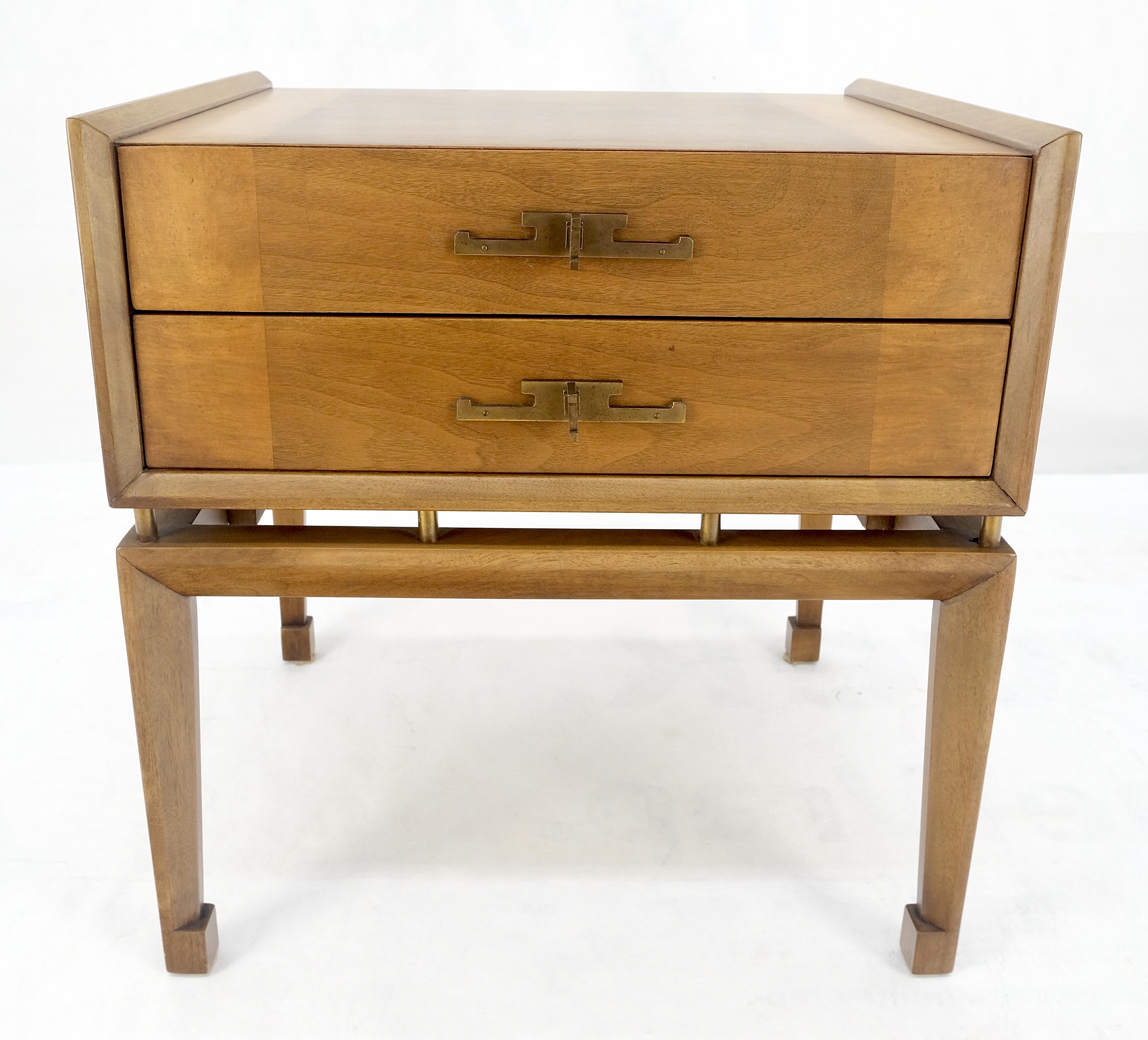 Américain Banded Gallery Top Bracket Legs Floating 2 Drawer Walnut Night Stand End Table en vente