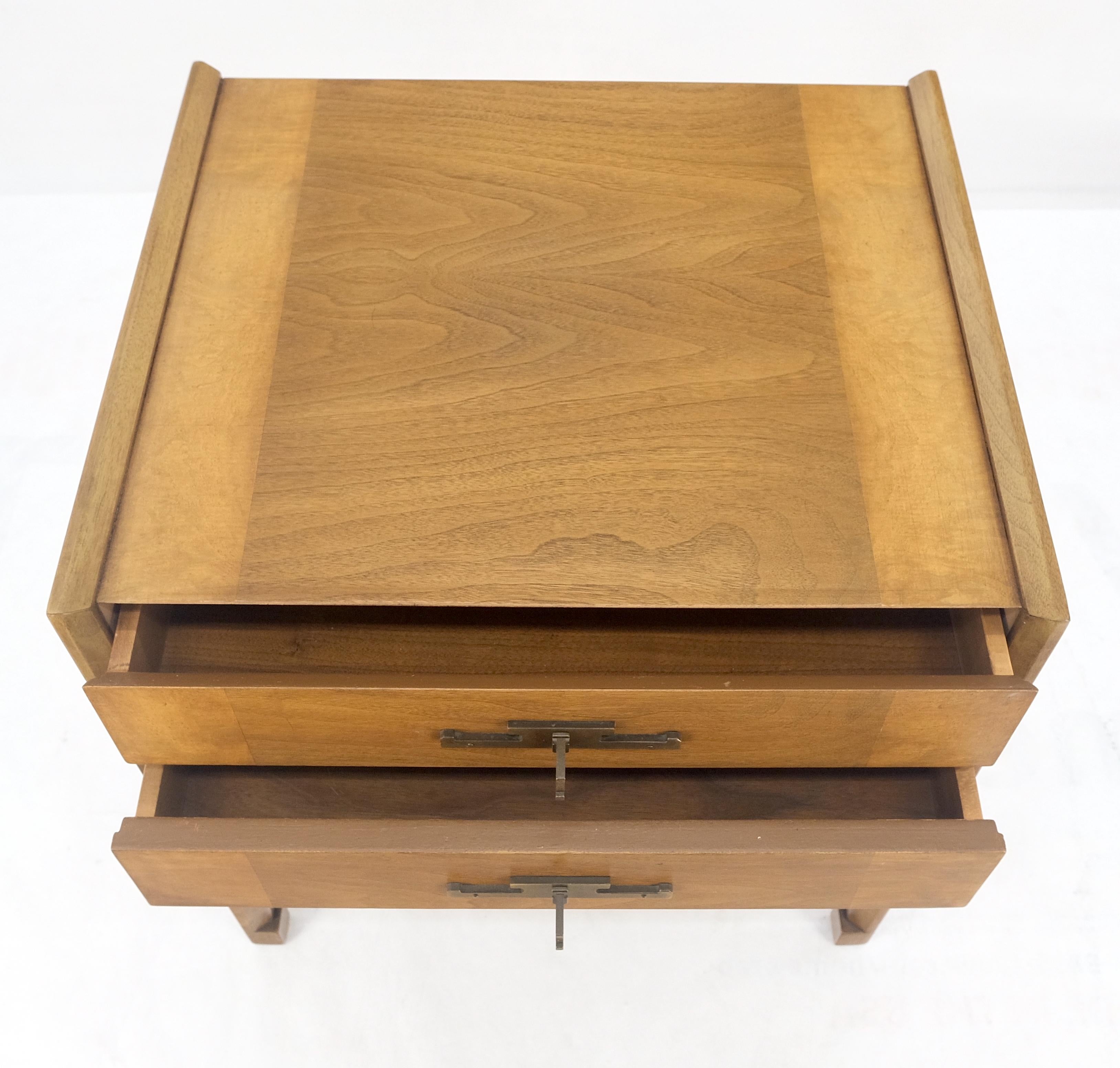 Laqué Banded Gallery Top Bracket Legs Floating 2 Drawer Walnut Night Stand End Table en vente