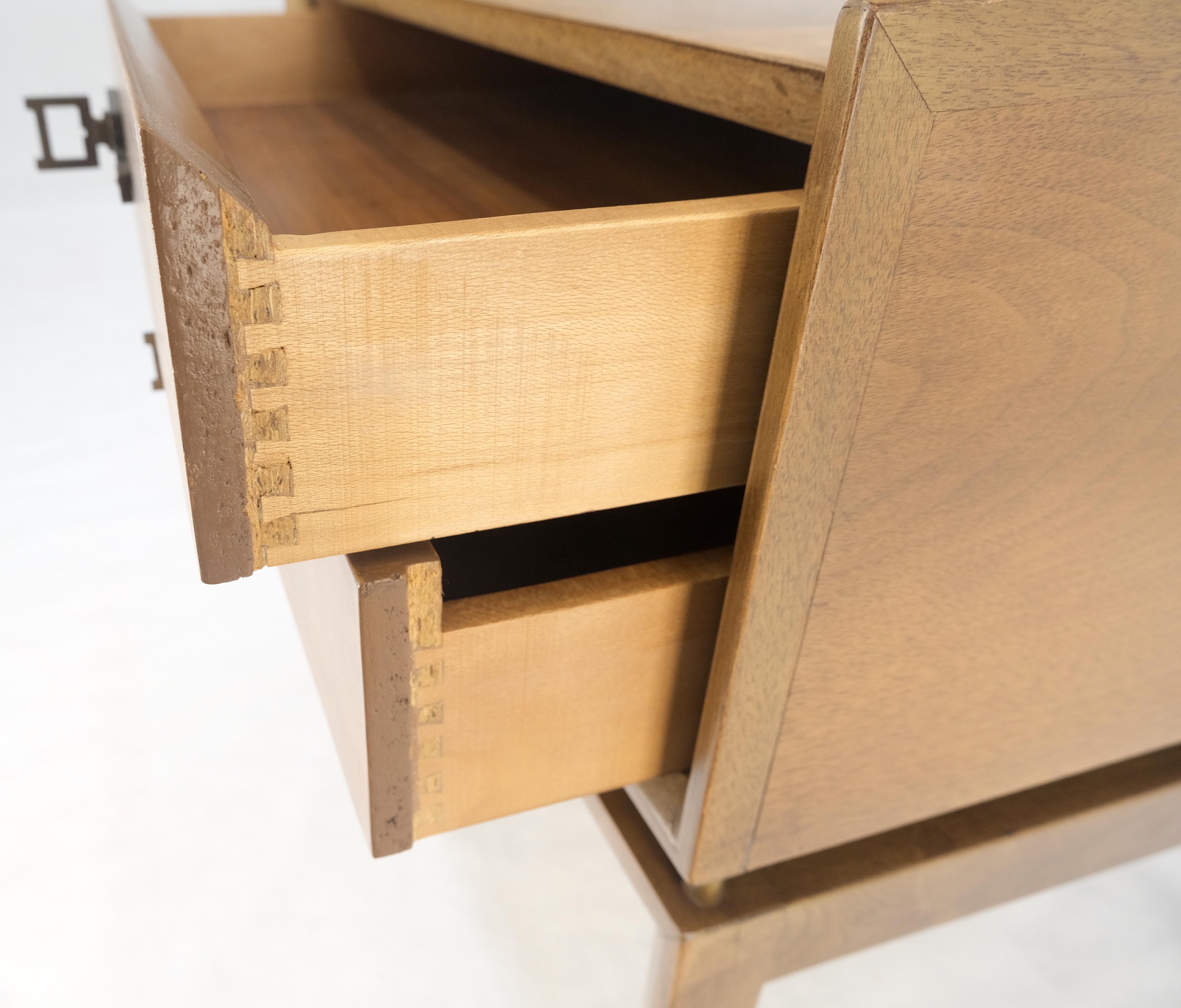 Banded Gallery Top Bracket Legs Floating 2 Drawer Walnut Night Stand End Table Excellent état - En vente à Rockaway, NJ