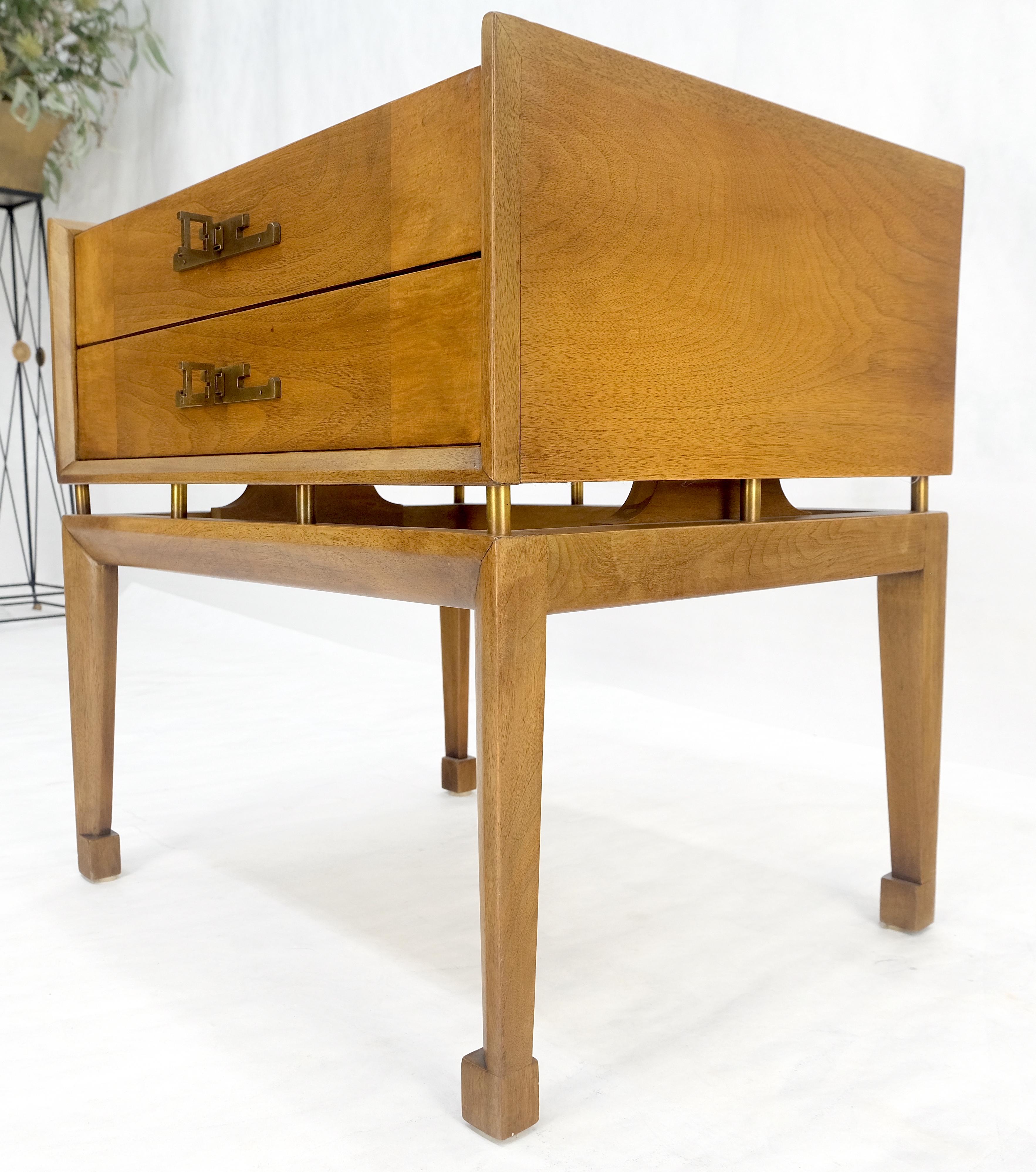 20ième siècle Banded Gallery Top Bracket Legs Floating 2 Drawer Walnut Night Stand End Table en vente