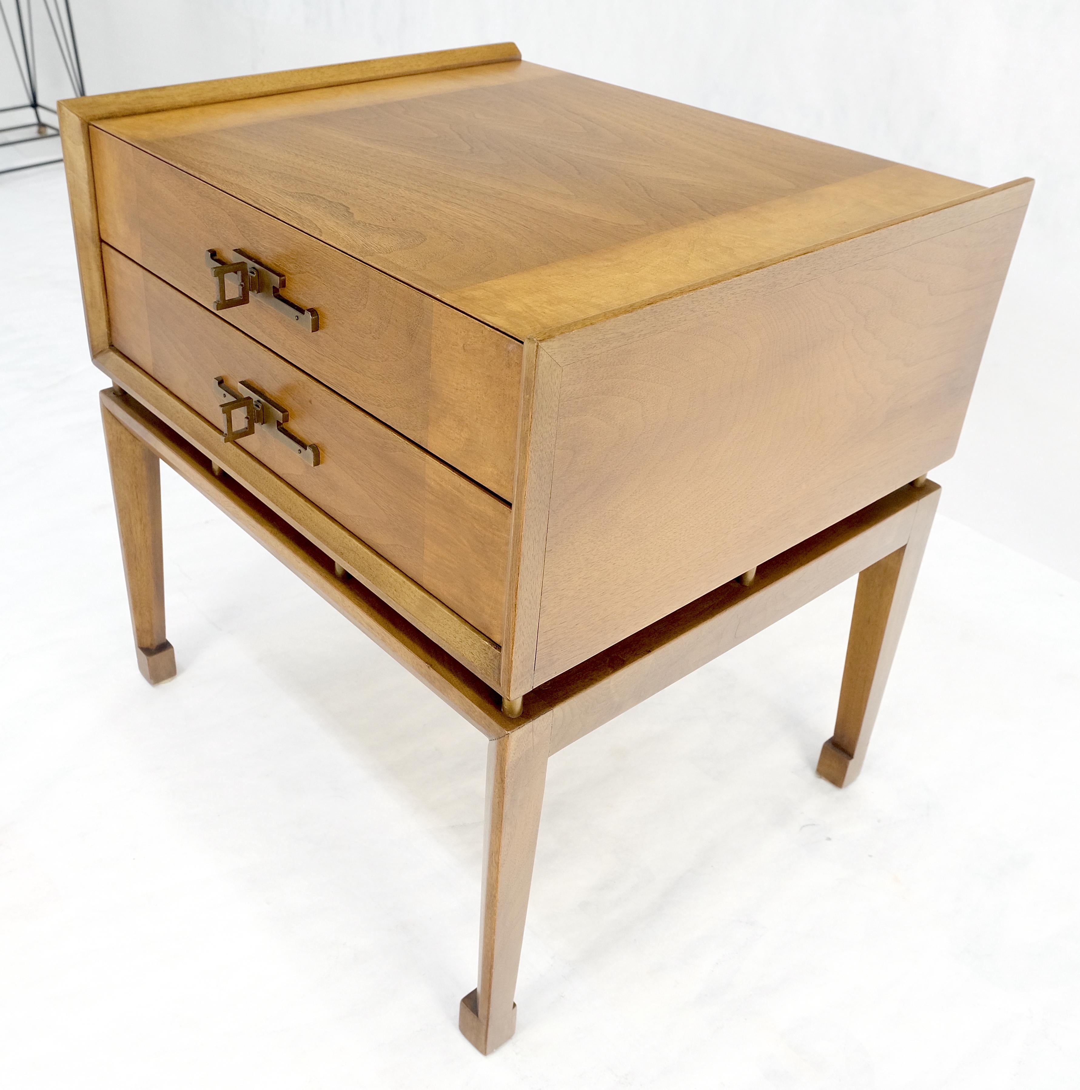 Laiton Banded Gallery Top Bracket Legs Floating 2 Drawer Walnut Night Stand End Table en vente