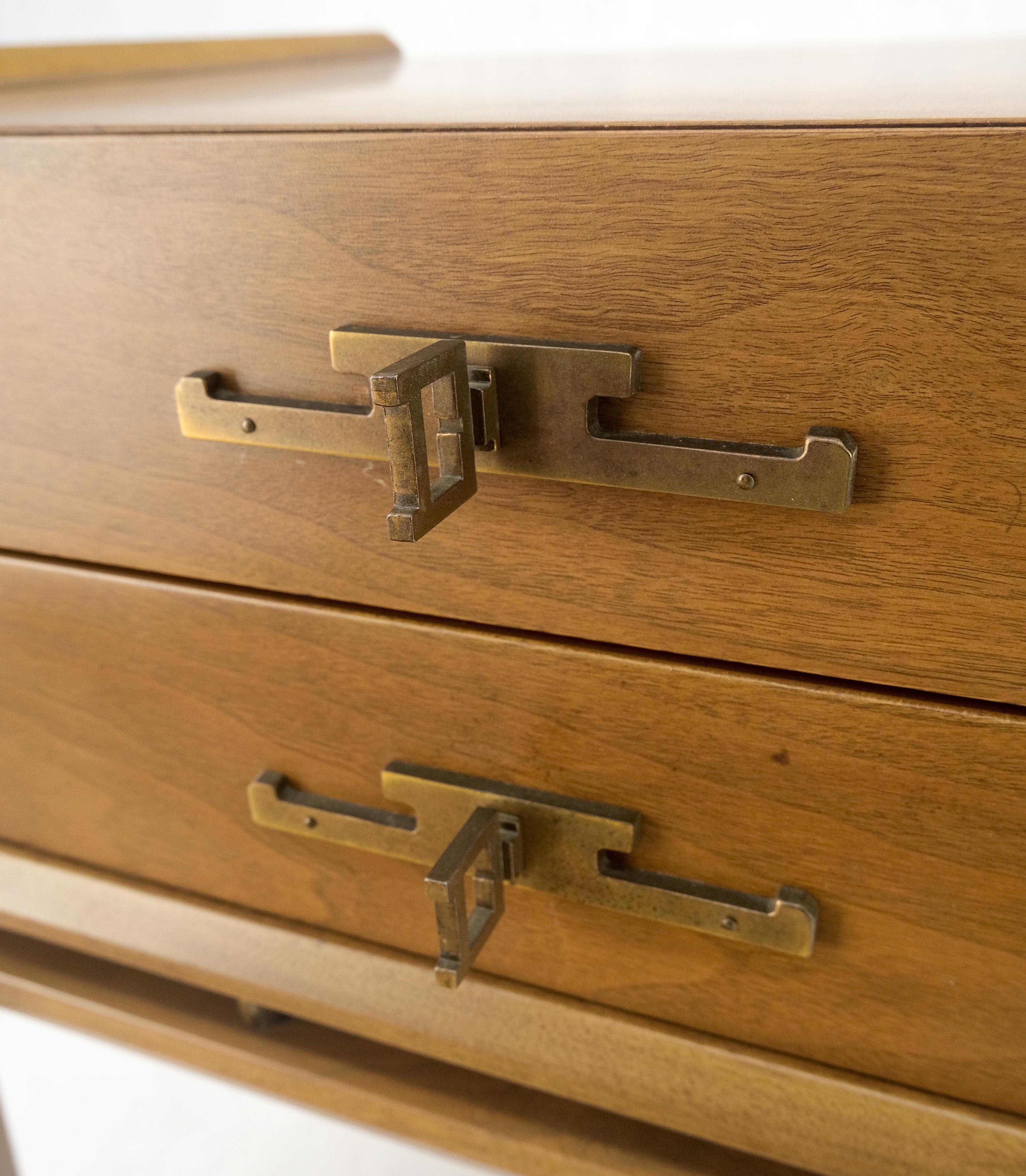 Banded Gallery Top Bracket Legs Floating 2 Drawer Walnut Night Stand End Table en vente 1