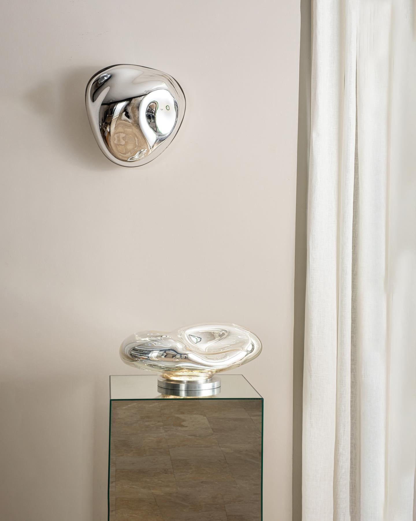 Specchio scultoreo contemporaneo Banded I in argento e nero di Homa in vendita 2