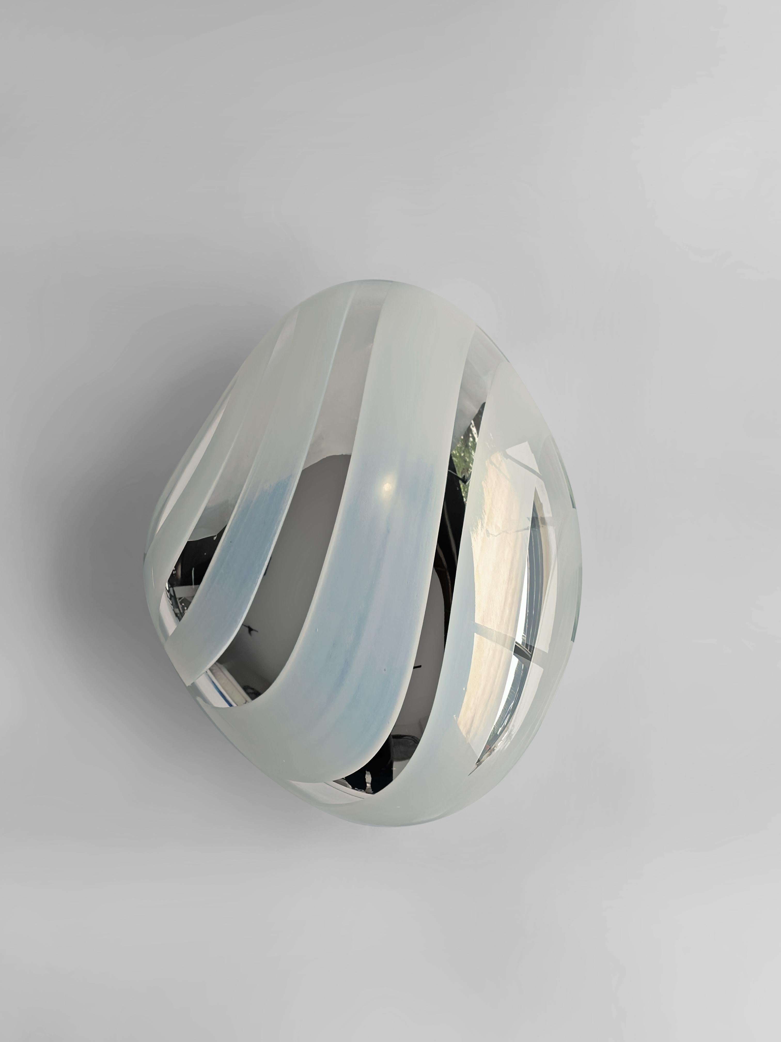 Vetro soffiato. Silver Mirror. 
48 x 38 x 16 cm  Colore: Argento e Bianco

LINEA: Il processo di rispecchiamento è intrinsecamente multistrato e la Collection's LINE lo cattura magnificamente. Con il gioco di linee trasparenti e riflettenti, mostra