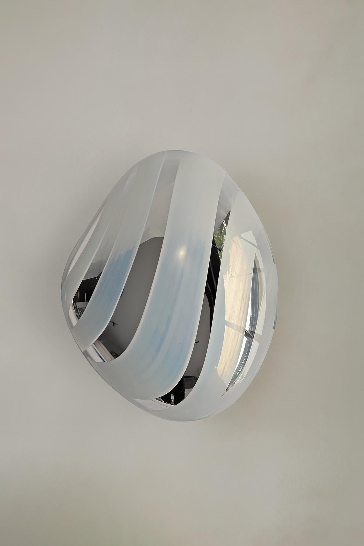 Specchio scultoreo contemporaneo Banded II in argento e bianco di Homa
Dimensioni: L 48 x P 38 x H 16 cm
Materiali: Vetro soffiato. Silver Mirror.

HOMA è un atelier di design contemporaneo con sede a Istanbul. I processi caratteristici dell'Atelier