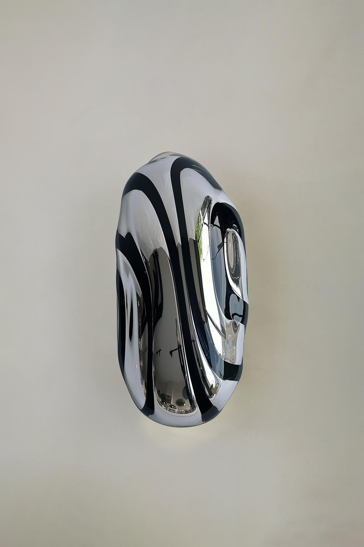 Postmoderno Specchio scultoreo contemporaneo Banded II in argento e bianco di Homa in vendita