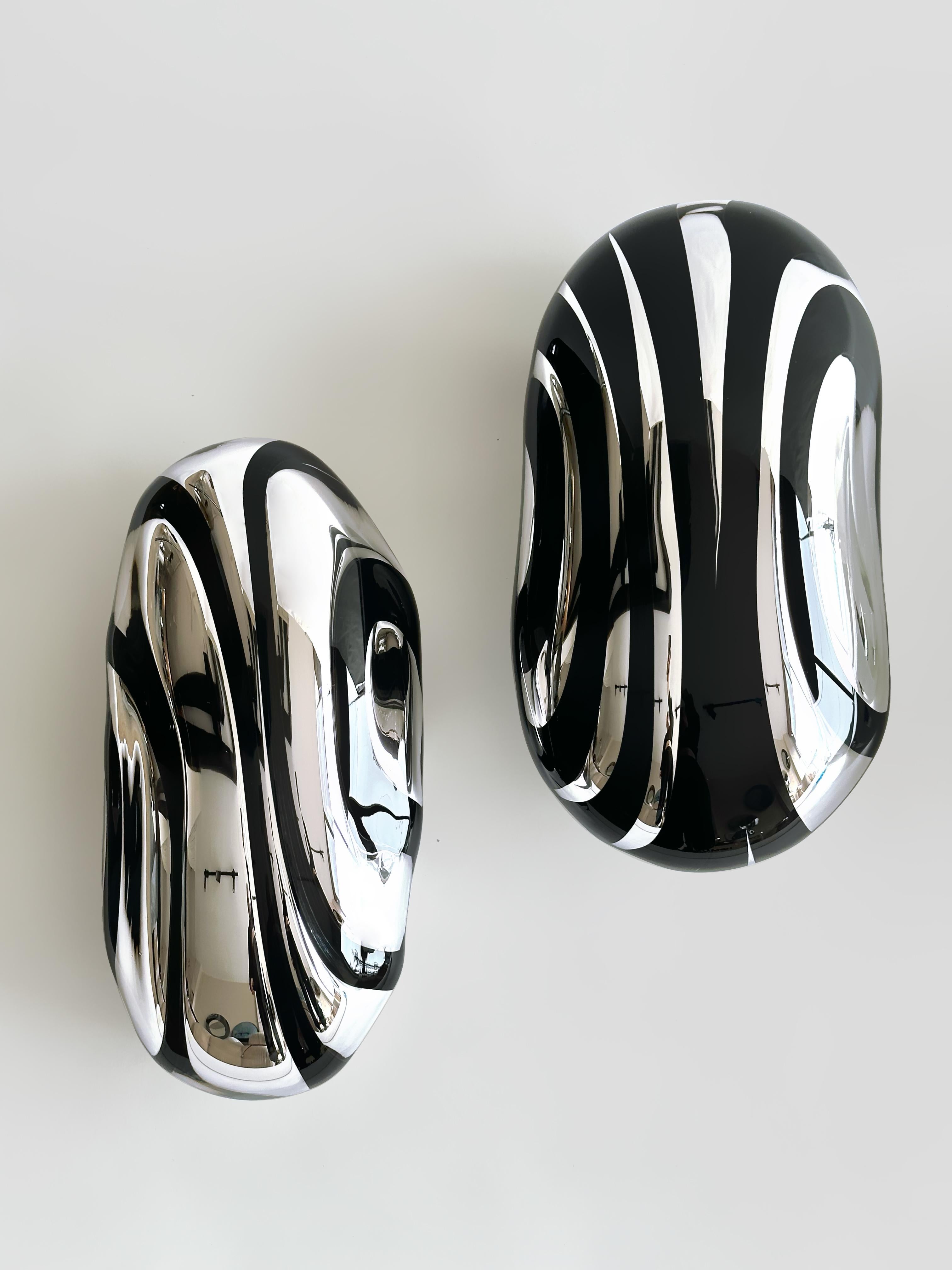 Vetro soffiato. Silver Mirror. 
48 x 25 x 12 cm  Colore: Argento e nero

LINE: Il processo di rispecchiamento è intrinsecamente multistrato e la Collection's LINE lo cattura magnificamente. Con il gioco di linee trasparenti e riflettenti, mostra la