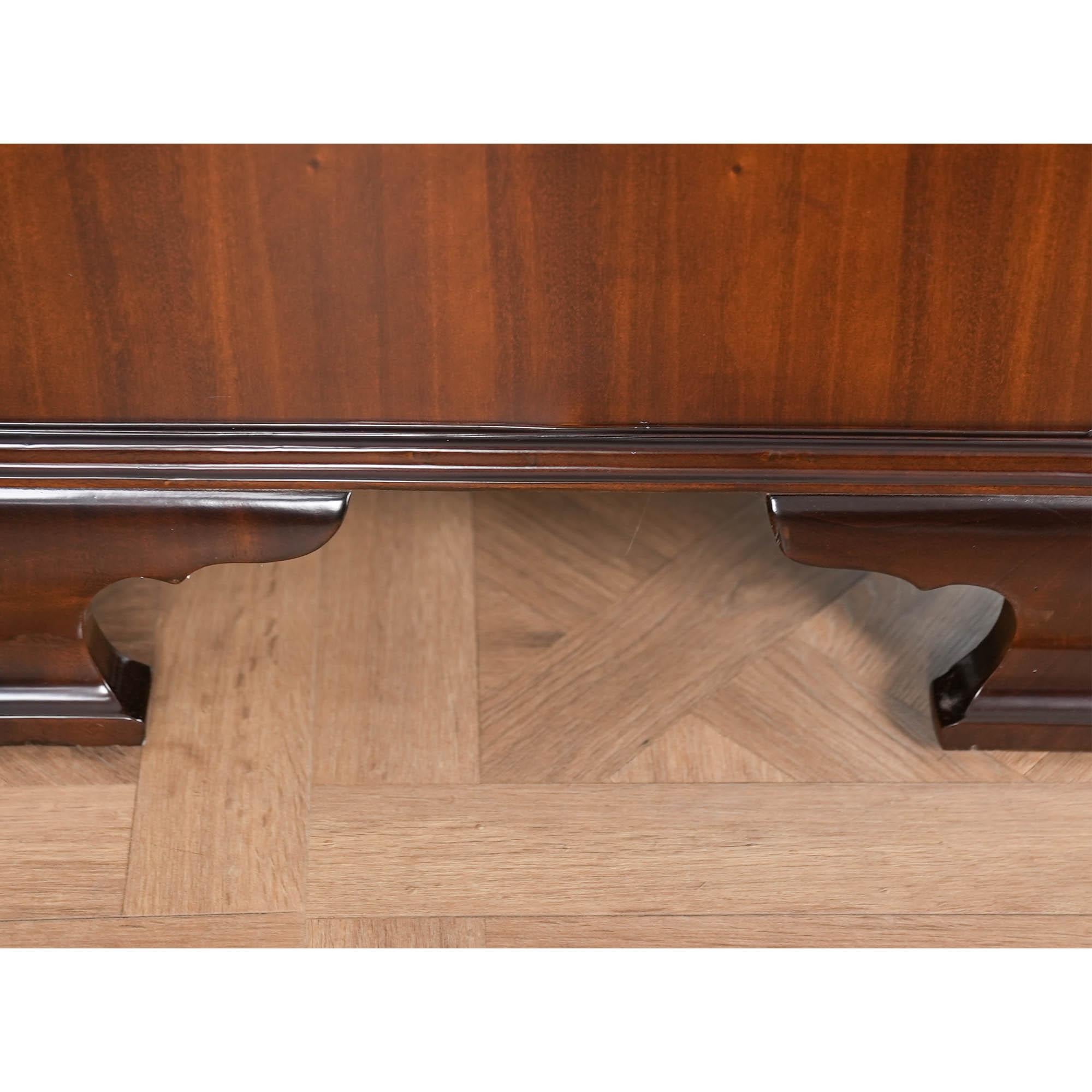 Mahagoni-Truhe mit Bändern im Angebot 5