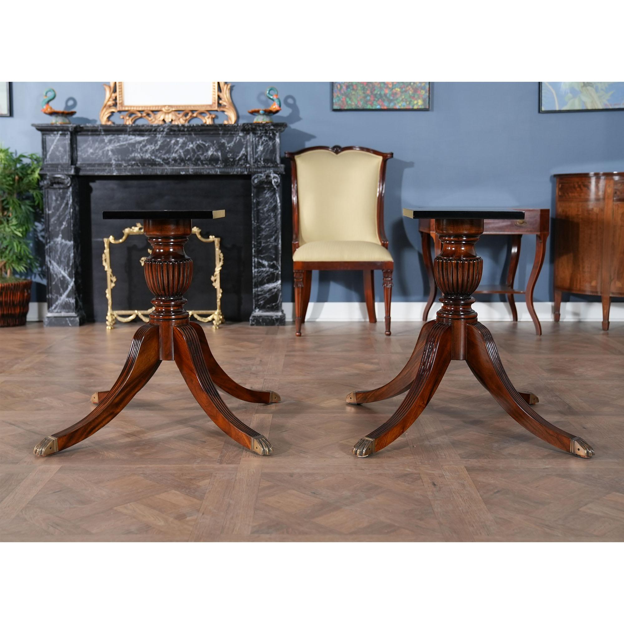 La table de salle à manger en acajou à bandes présente de nombreuses caractéristiques qui en font un objet d'exception. Un bord cannelé en acajou massif entoure le plateau de la table et se poursuit par de nombreux bandeaux en bois de rose, bois
