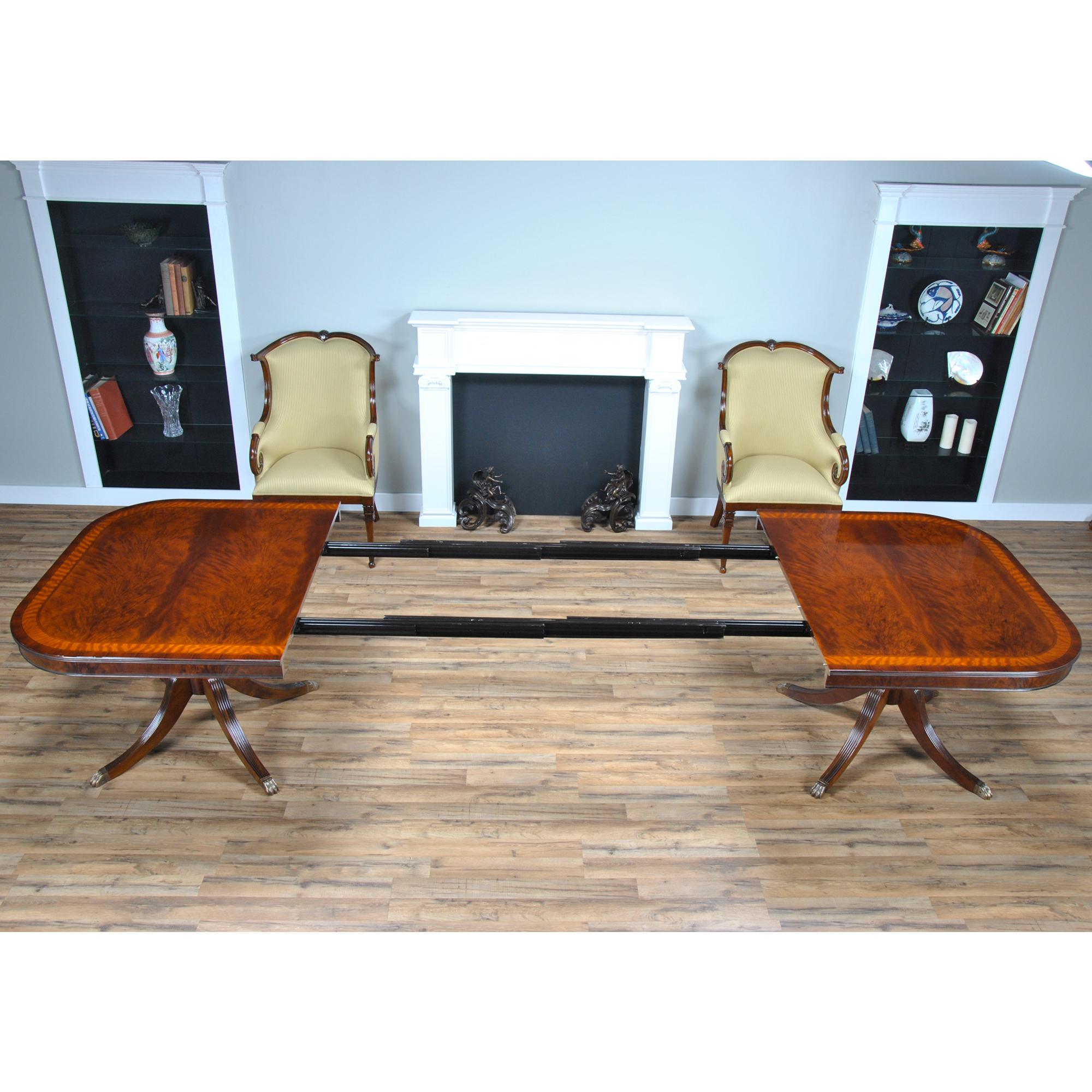 Banded Mahogany Dining Table  In New Condition For Sale In Annville, PA
