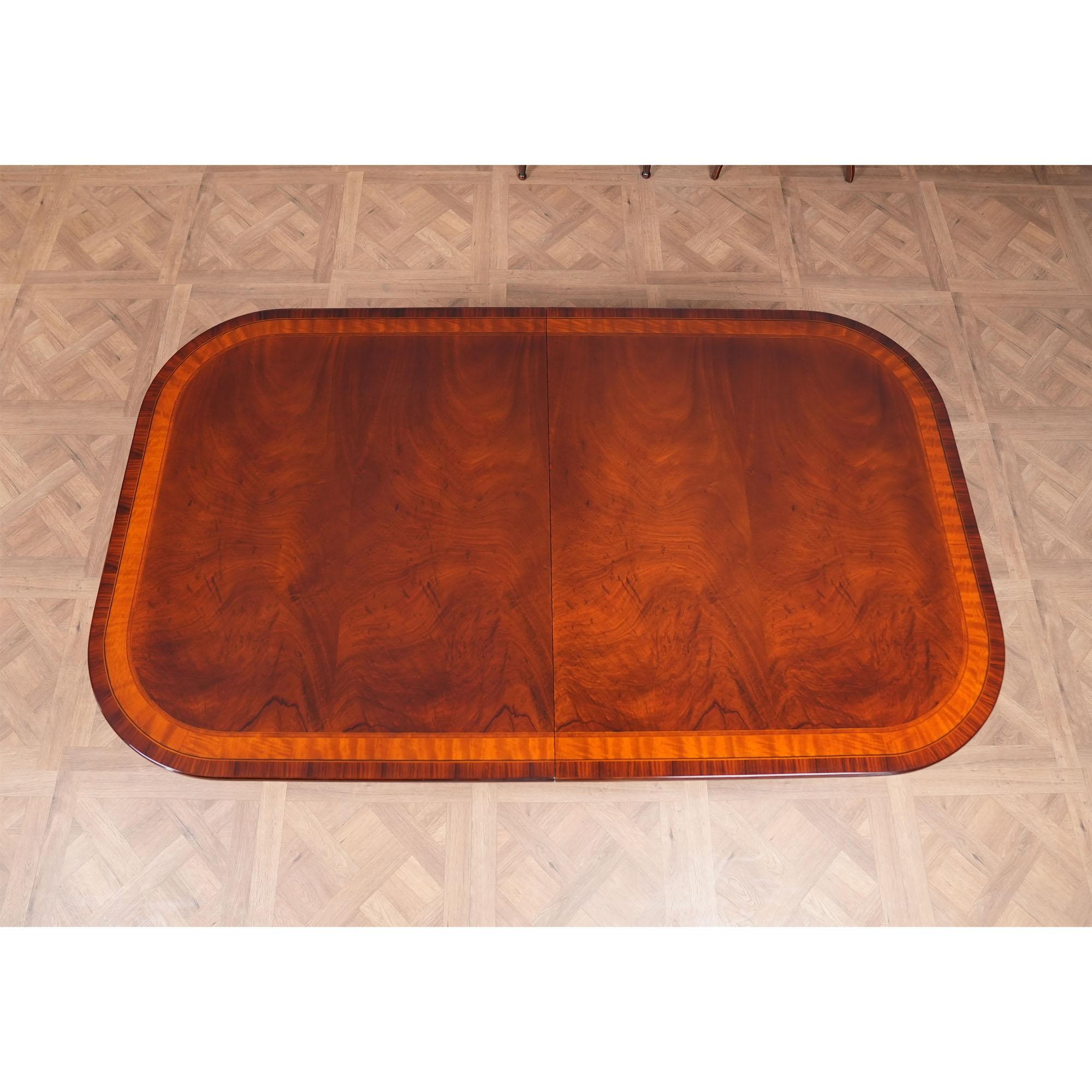 Table de salle à manger en acajou Neuf - En vente à Annville, PA