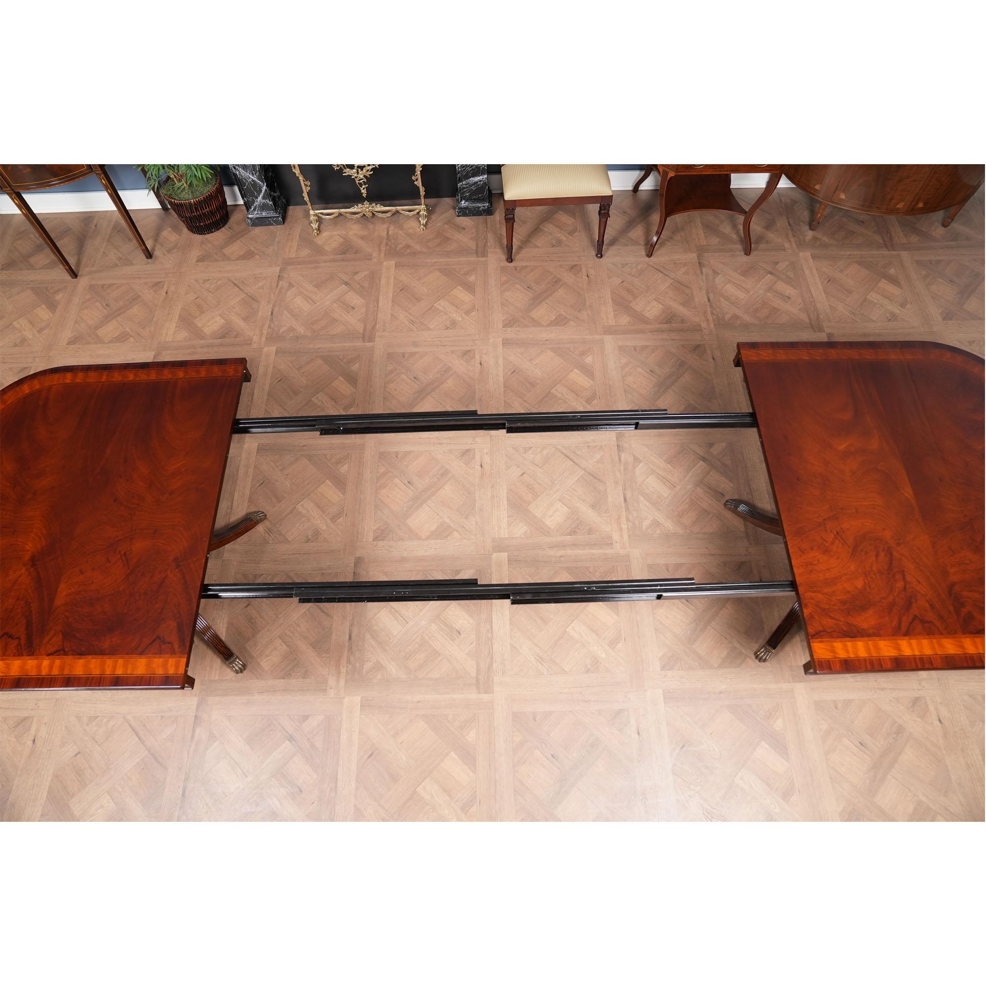 XXIe siècle et contemporain Table de salle à manger en acajou en vente