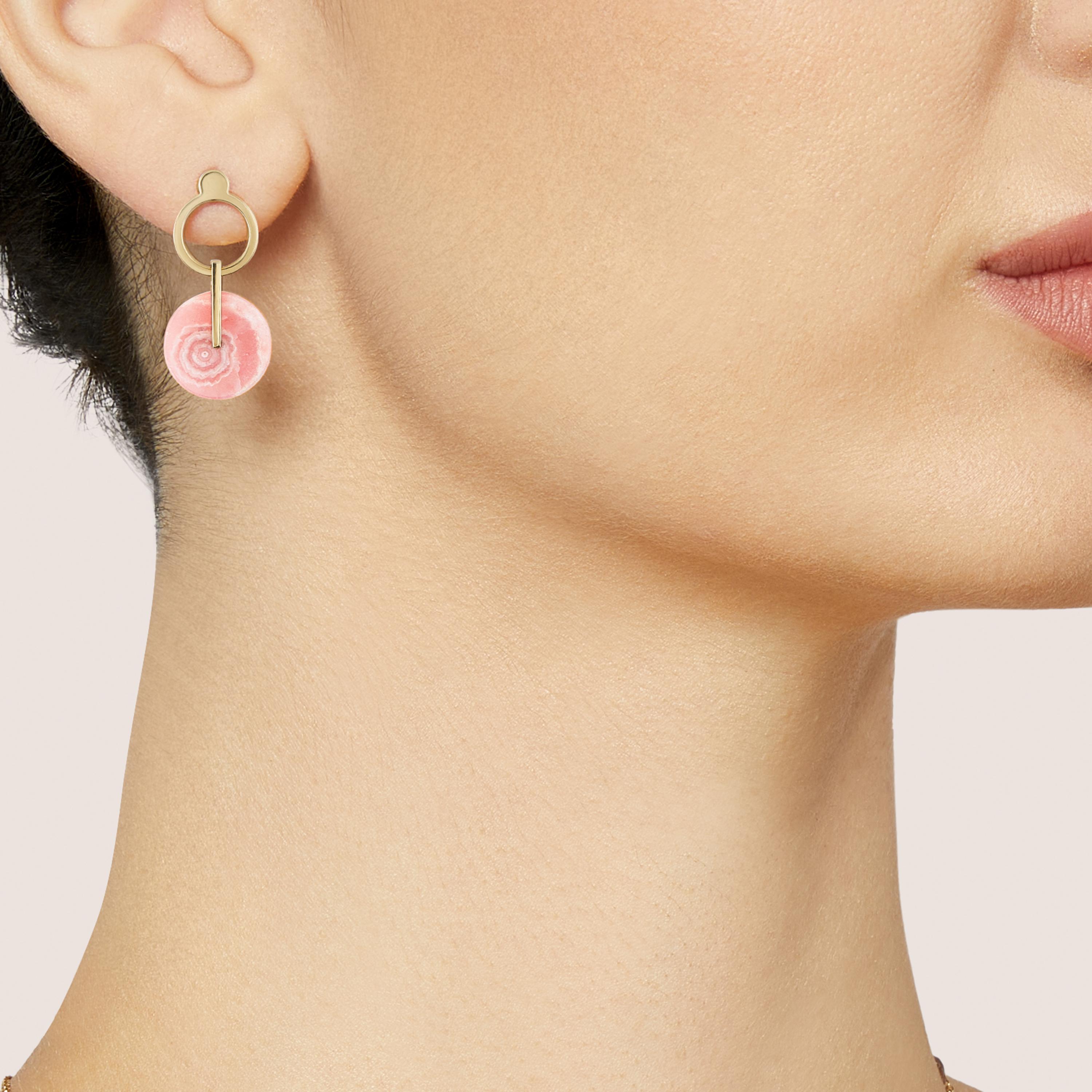 DISCO is a contemporary pair of earrings in 18kt yellow gold and banded rodochrosite.
Rarely found in its pure state, Rhodochrosite is a predominantly rose-red coloured mineral. The more common “banded” form is adorned with linear patterns in