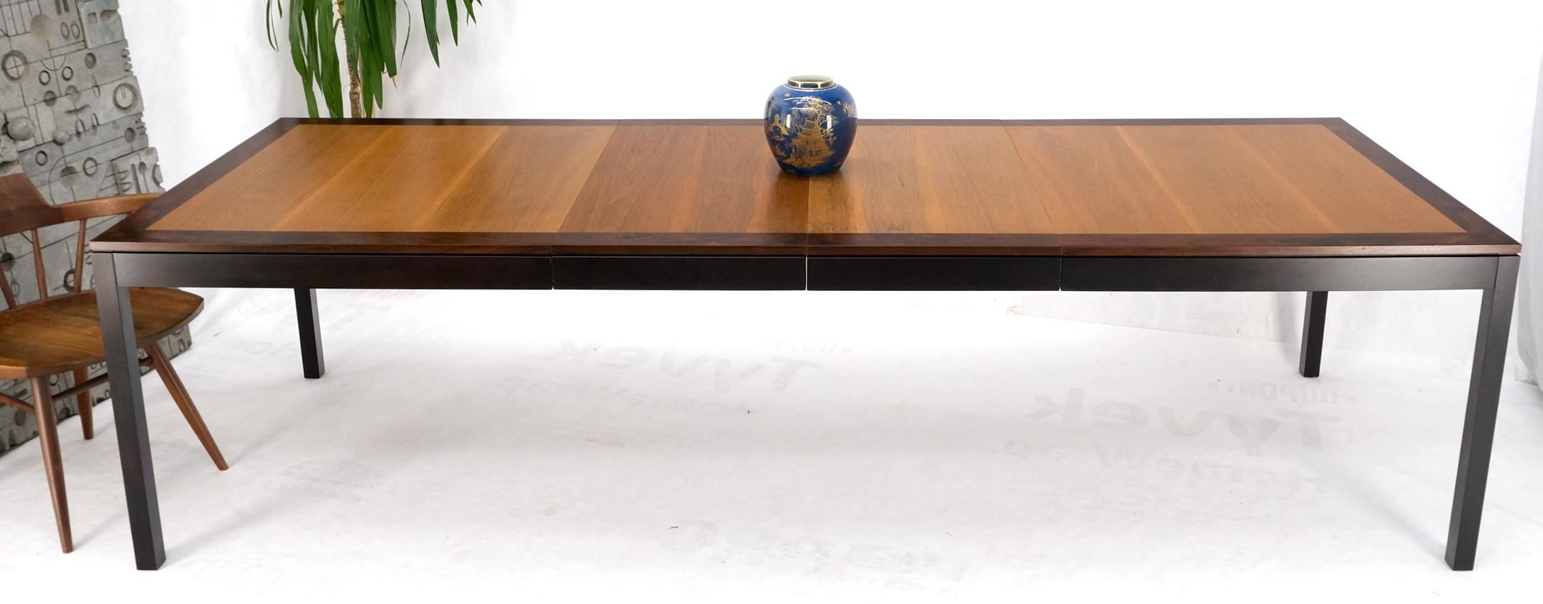 Mesa de comedor rectangular de palisandro y nogal con bandas y dos tableros extensibles de 20 pulgadas Moderno de mediados de siglo en venta