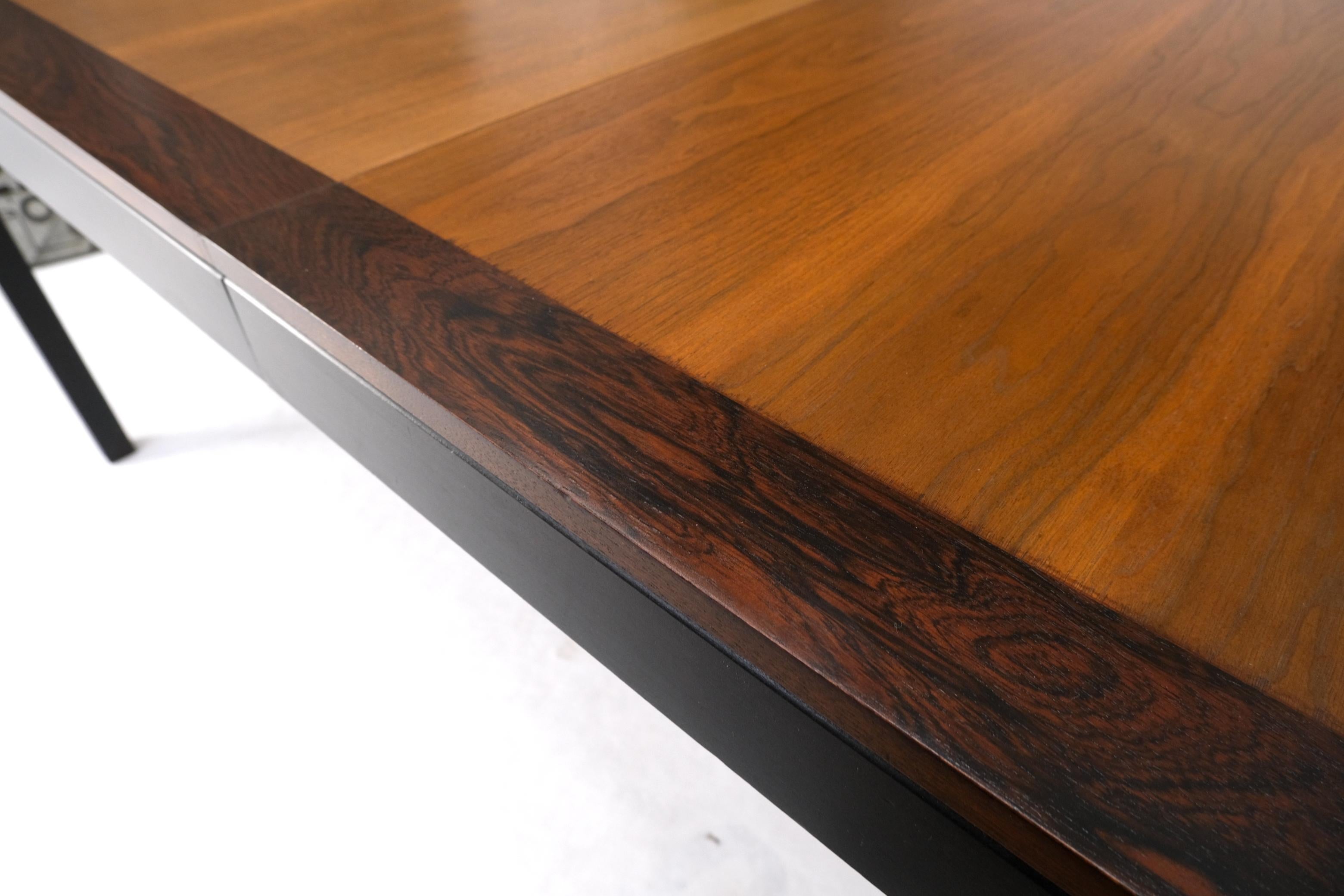 Mesa de comedor rectangular de palisandro y nogal con bandas y dos tableros extensibles de 20 pulgadas siglo XX en venta
