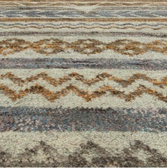 Tappeto a fasce nei colori bianco, blu e con dettagli della linea “Mistral” di Doris Leslie Blau