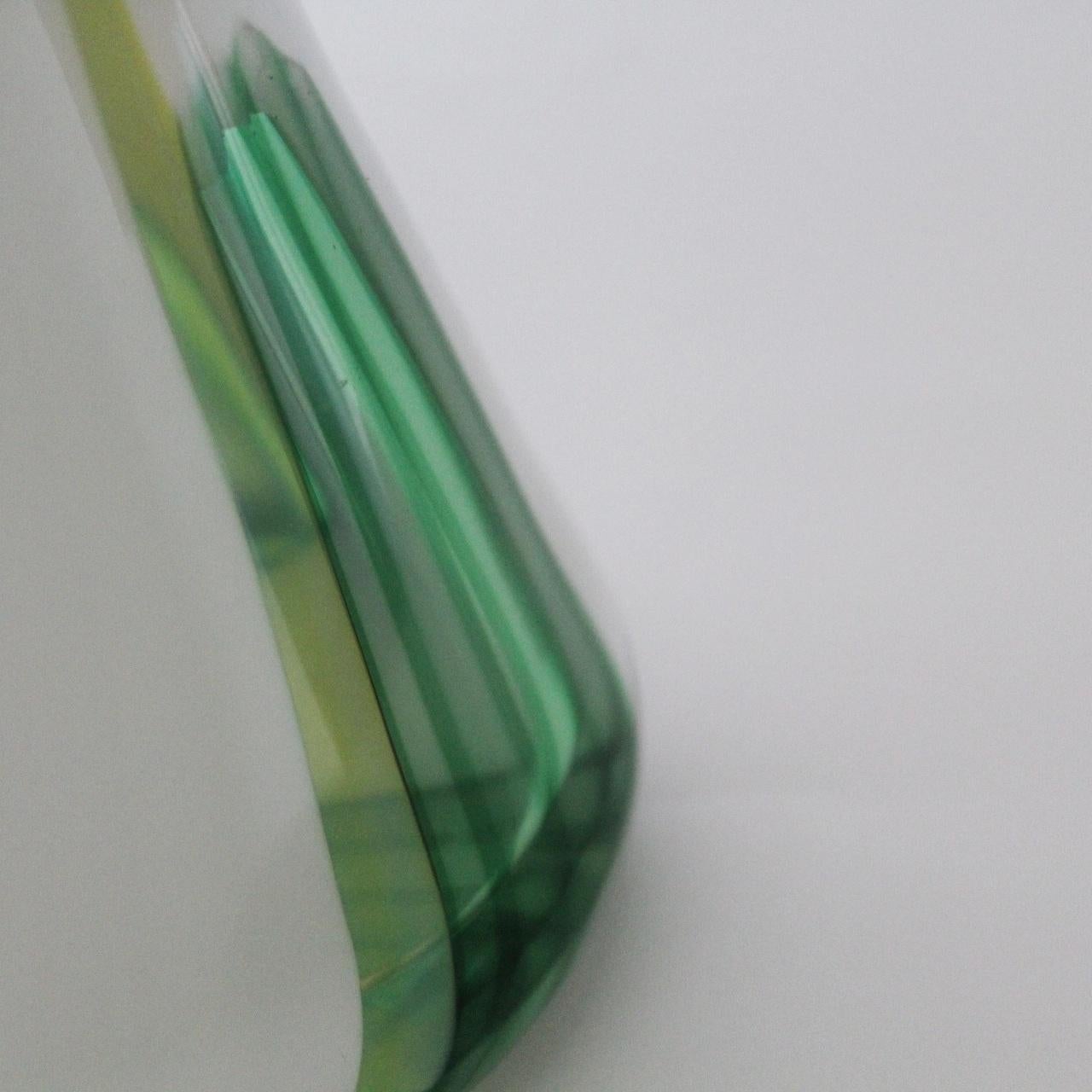 Vase realisiert von Anzolo Fuga für AVEM.
Lattimo und polychrome Glasrohre. 
Literatur: 

