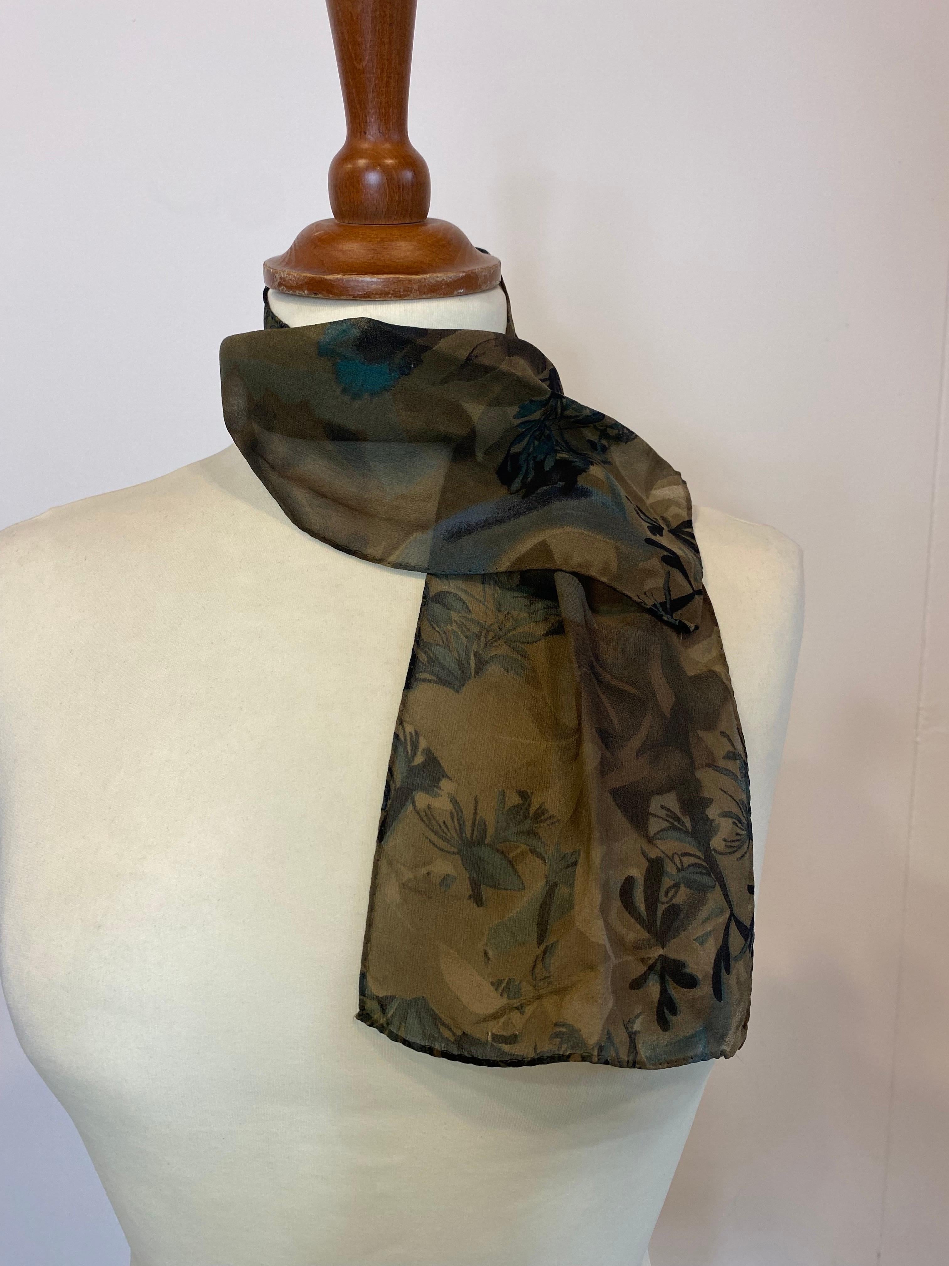 Dior silk bandolier with print of plants and flowers in shades of military green.
It is in very good condition.
Length 68 cm
Width 15 cm