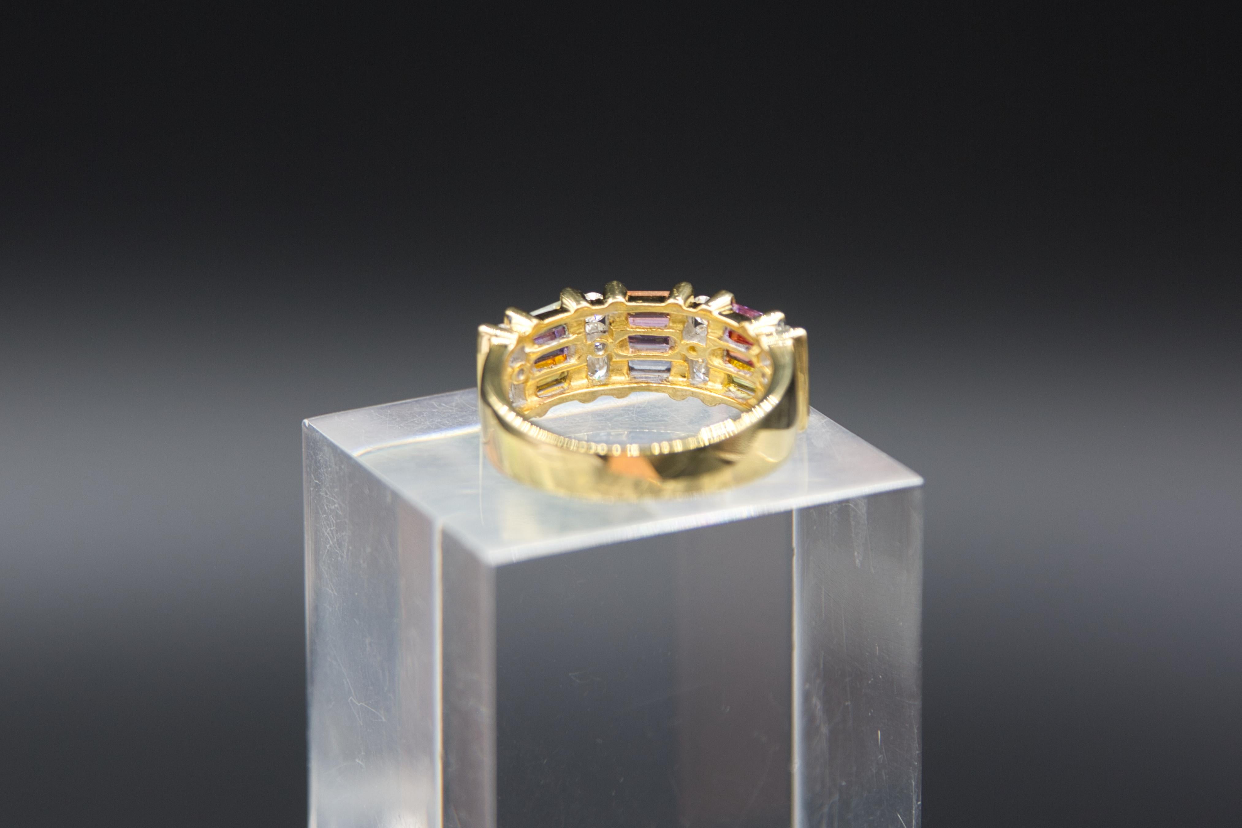 Cette élégante bague en or jaune 18 carats est un véritable bijou. Avec un poids de 6,93 grammes, il offre une présence substantielle sur le doigt. La partie supérieure de l'anneau a une largeur de 8 mm et la taille de l'anneau est de 54,5. La pièce