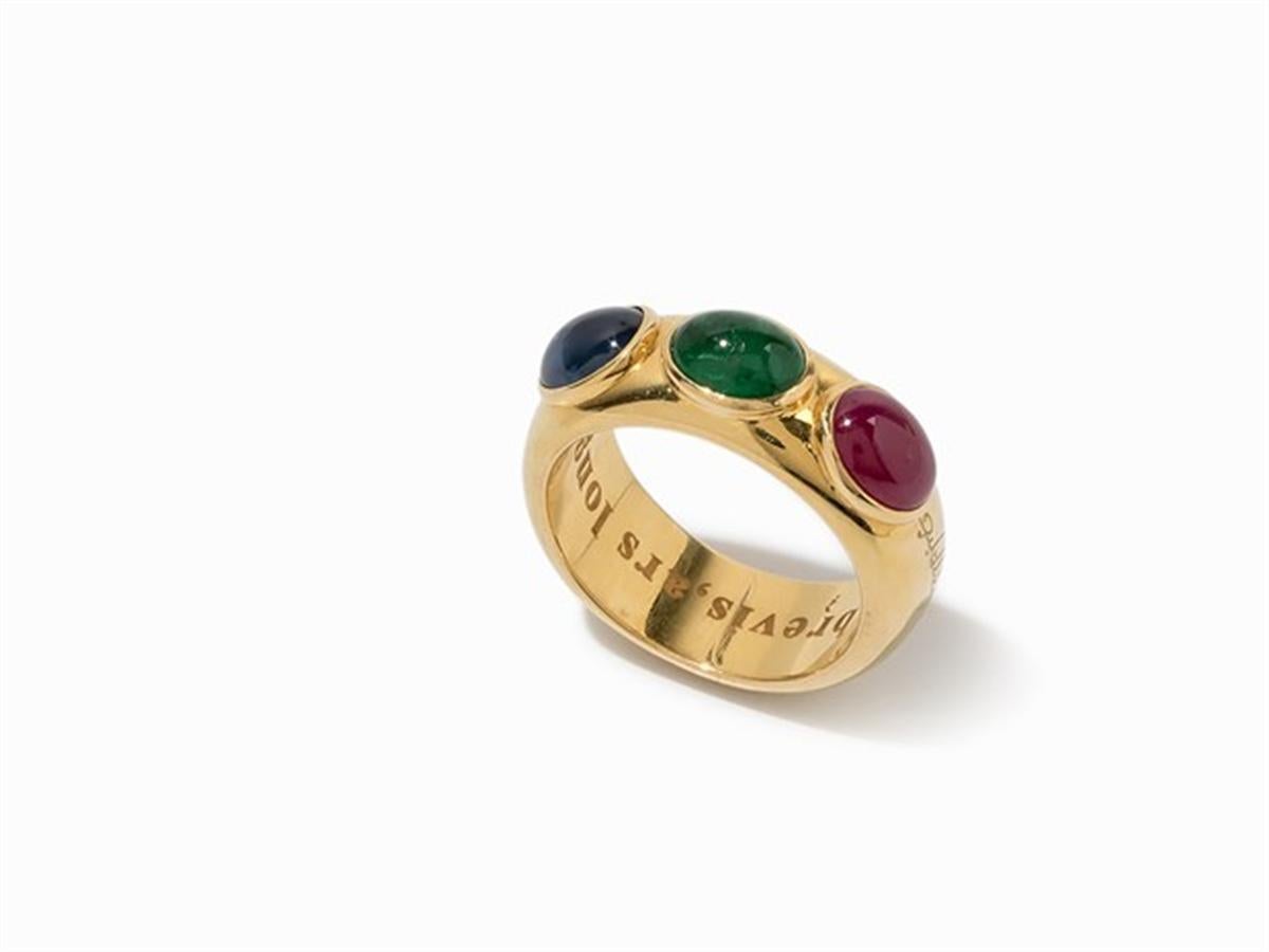 	750 oro amarillo 18k
- Alrededor de 2001
- marcado con la finura
- Cabujón de rubí, zafiro y esmeralda de aprox. 8,6 x 6,8 mm cada uno
- Tamaño del anillo: 67; US: 11.8
- Peso: aprox. 29,55 g
- Anillo de banda clásico con grabado especial