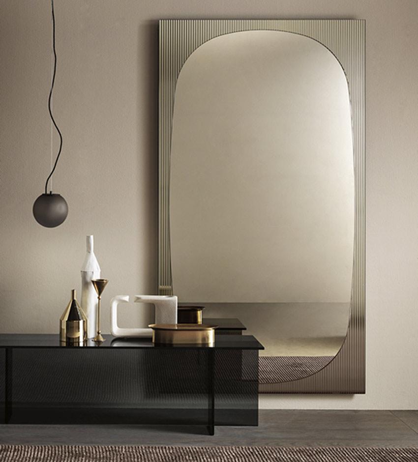 Le miroir mural Bands, créé par les designers Angeletti et Ruzza, se caractérise par la combinaison de différents traitements du verre, avec un résultat polyvalent et minimaliste. Disponible en trois tailles différentes, il convient à la décoration