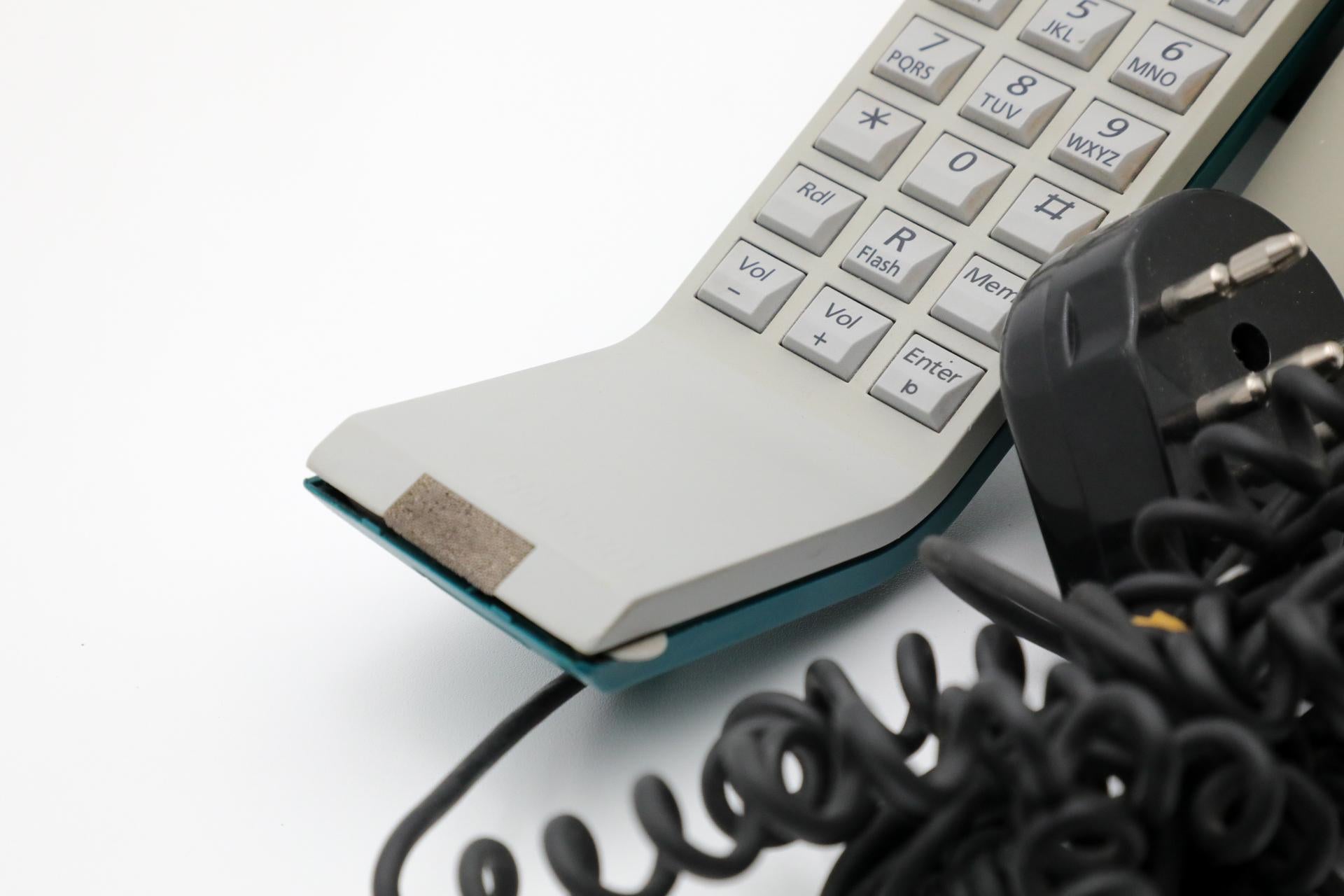 Bang & Olufsen 1990's BeoCom 1401 Grünes Telefon mit grauer Basis und schwarzer Corde im Angebot 3