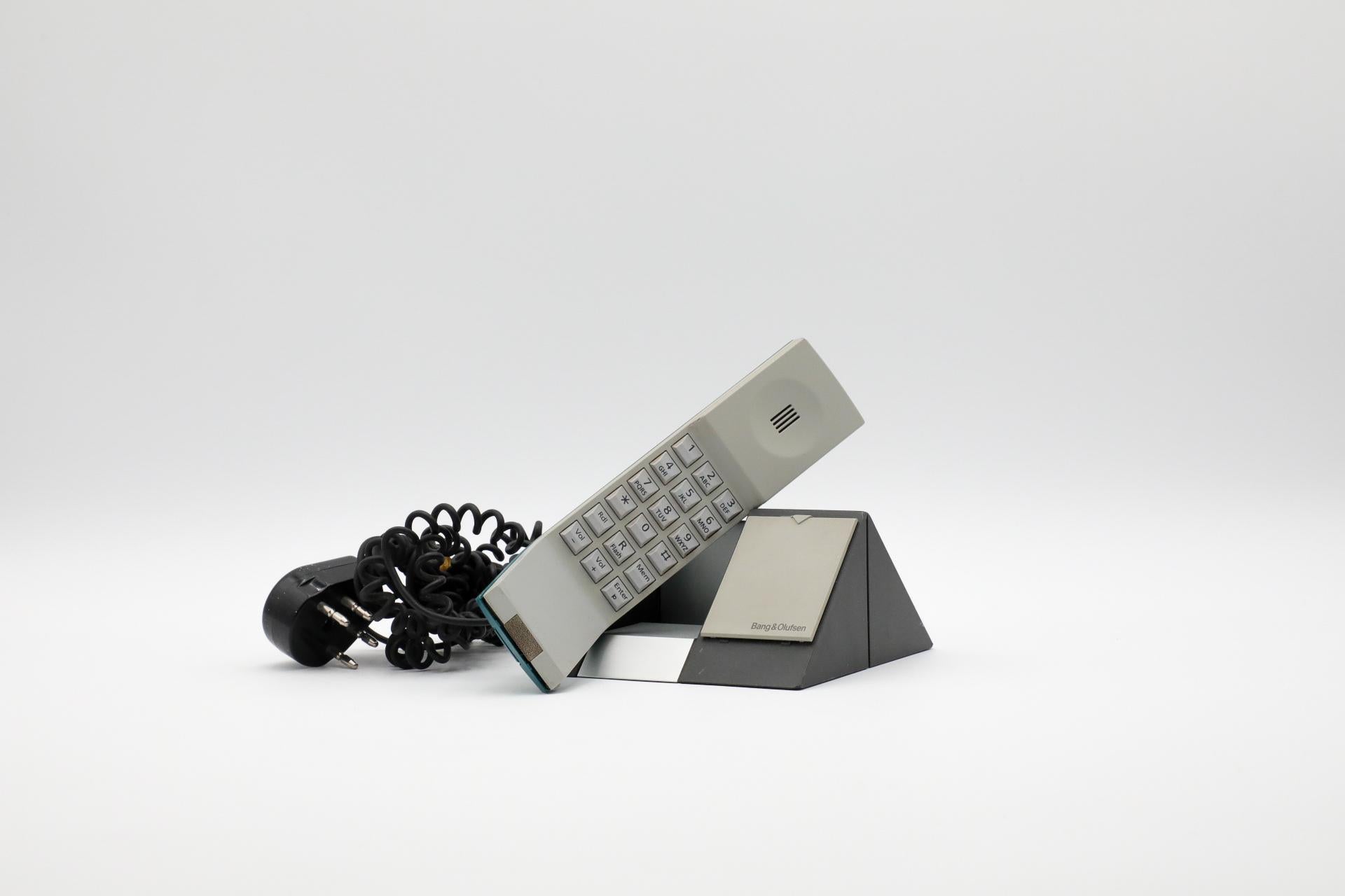 Bang & Olufsen 90's BeoCom 1401 grünes Telefon mit grauem Sockel und schwarzem Kabel. Im Originalzustand mit sichtbaren Gebrauchsspuren, die dem Alter und der Nutzung entsprechen.  Europäischer Stecker, kann mit einem Adapter verwendet werden. Nicht