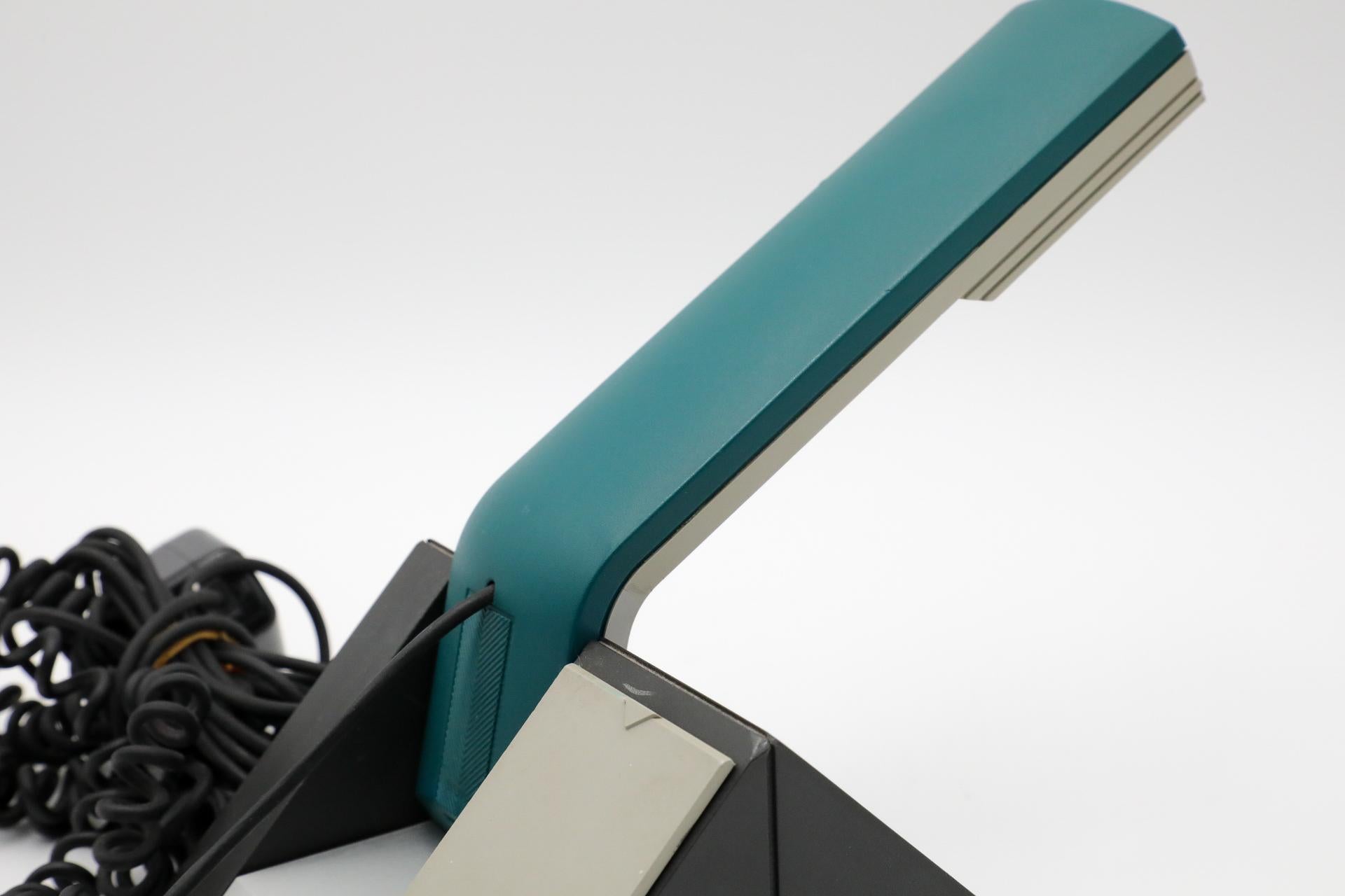 Bang & Olufsen 1990's BeoCom 1401 Grünes Telefon mit grauer Basis und schwarzer Corde (Ende des 20. Jahrhunderts) im Angebot