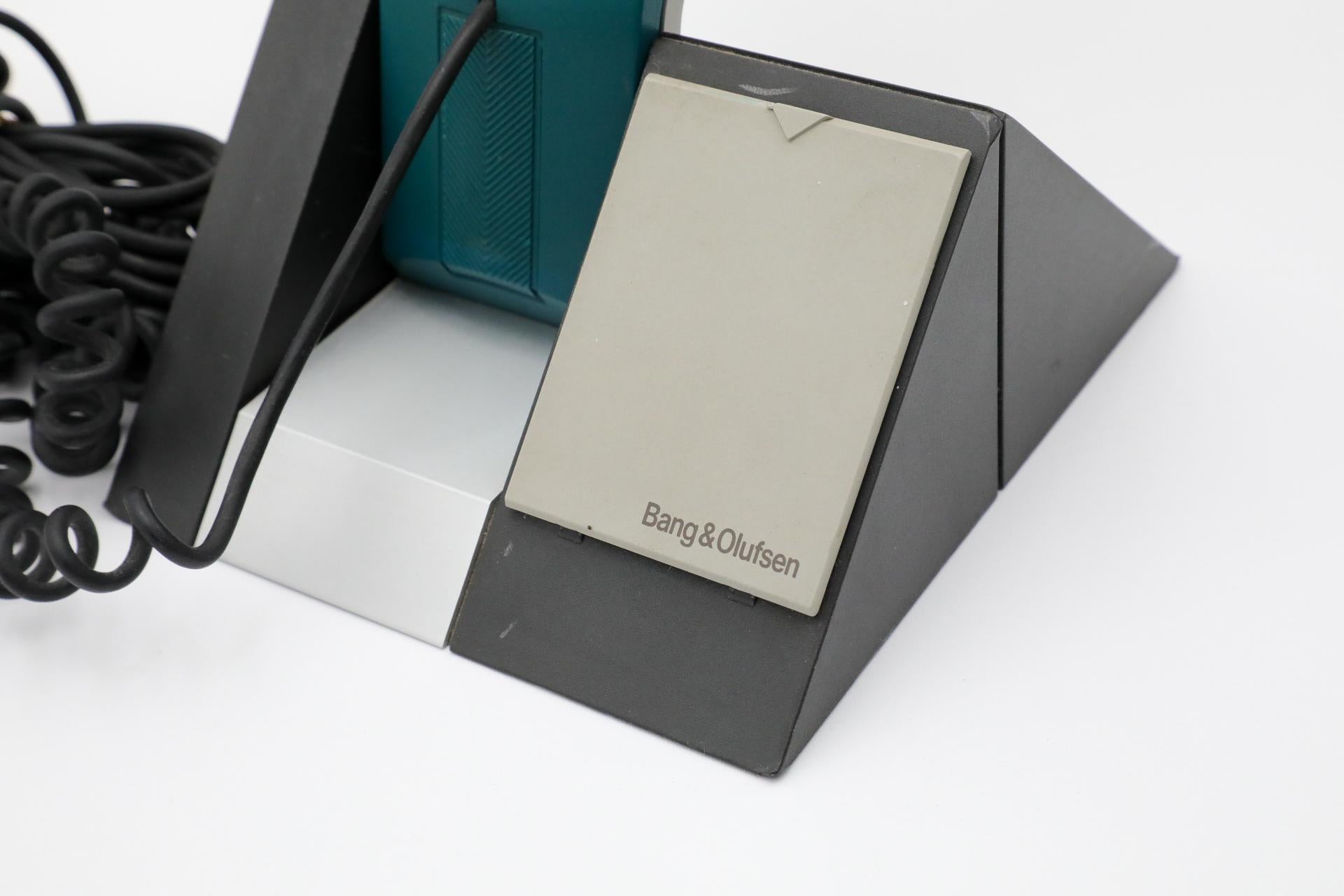 Bang & Olufsen 1990's BeoCom 1401 Grünes Telefon mit grauer Basis und schwarzer Corde (Kunststoff) im Angebot