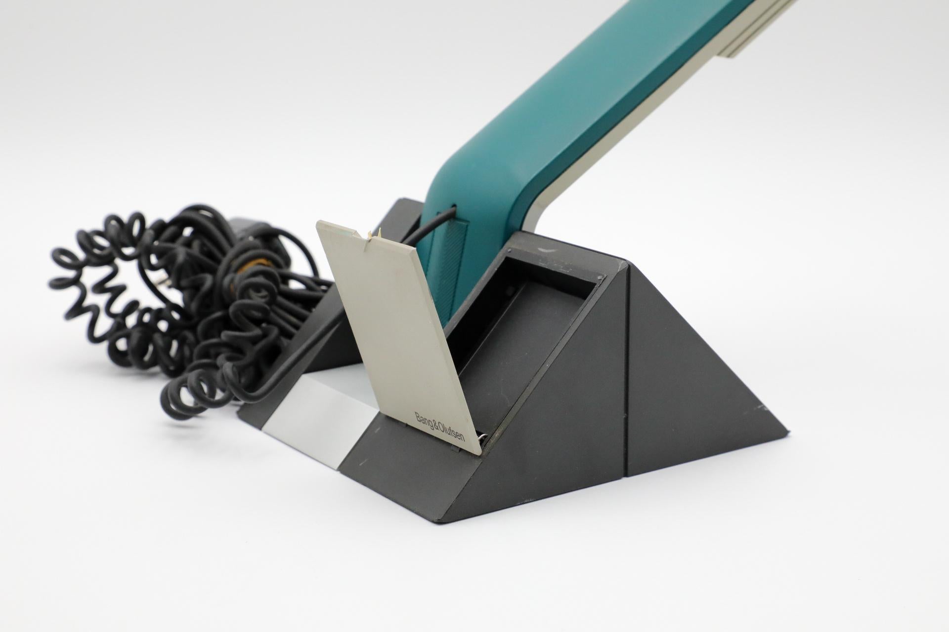 Bang & Olufsen 1990's BeoCom 1401 Grünes Telefon mit grauer Basis und schwarzer Corde im Angebot 1