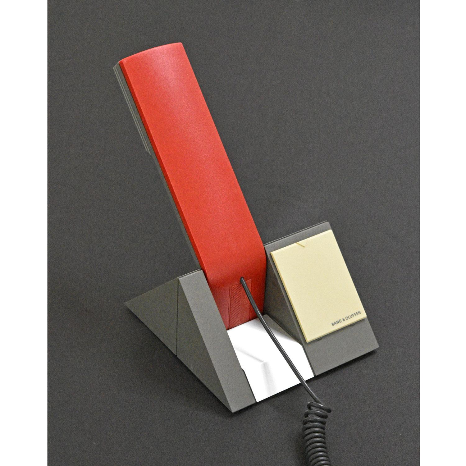 Questo telefono BeoCom 1401 è una capsula del tempo e conserva ancora il libretto degli indirizzi originale, non usato, all'interno. Introdotto nel 1998 come successore del modello 1400, il modello che segue la Serie 2000 di Bang & Olufsen

Era