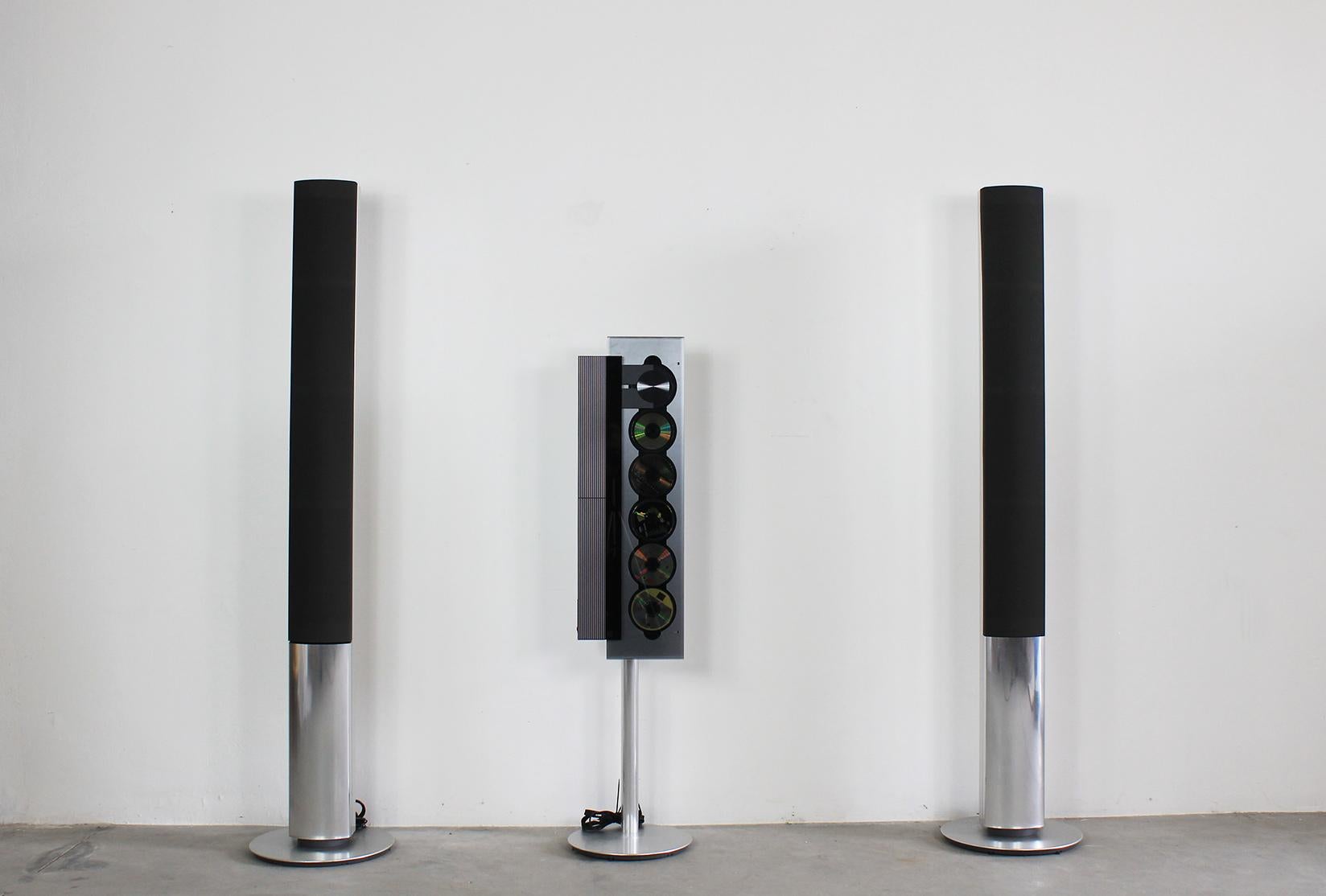 Hi-fi system BeoSound 9000 6-CD/Tuner with two loudspeakers (Beolab 1). 
The BeoSound 900 can be placed either vertically (mounted on it own support or directly on the wall) or horizontally.

The CD's are easily loaded and held by spring suspended