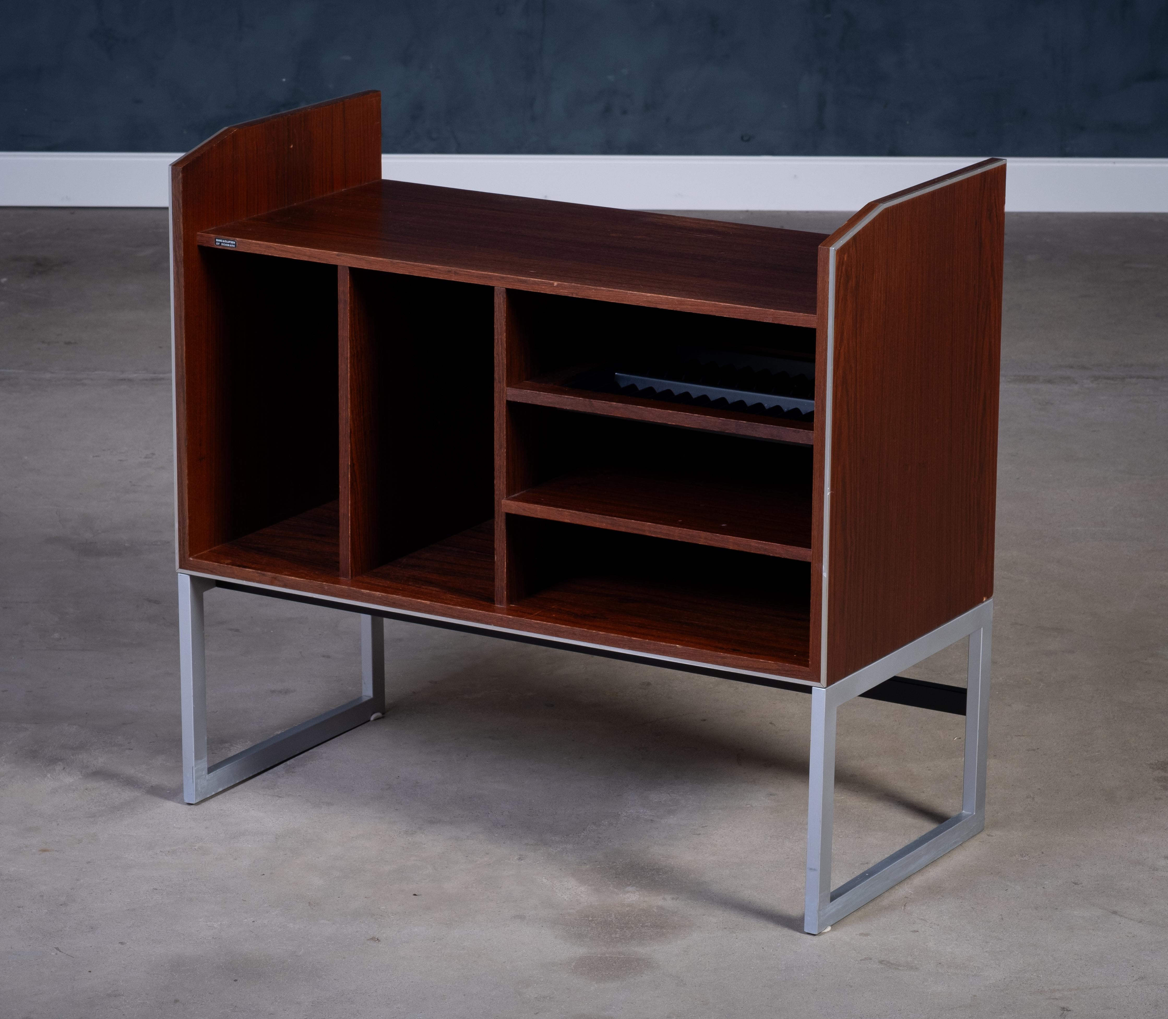 Iconica console multimediale danese di Bang & Olufsen, realizzata in ricco palissandro con bordi e cornice in alluminio. Caratterizzato da dettagli eleganti e da un design classico di metà secolo, combina lo stile scandinavo senza tempo con una