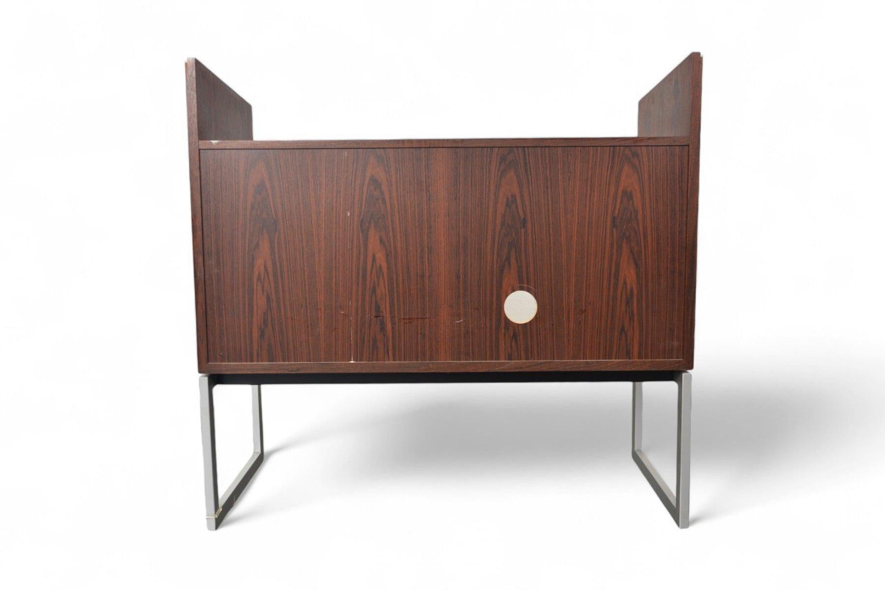 Origin: Denmark
Designer: Jacob Jensen
Manufacturer: Bang & Olufsen
Era: 1960s
Materials: Rosewood, Aluminum
Measurements: 30.25