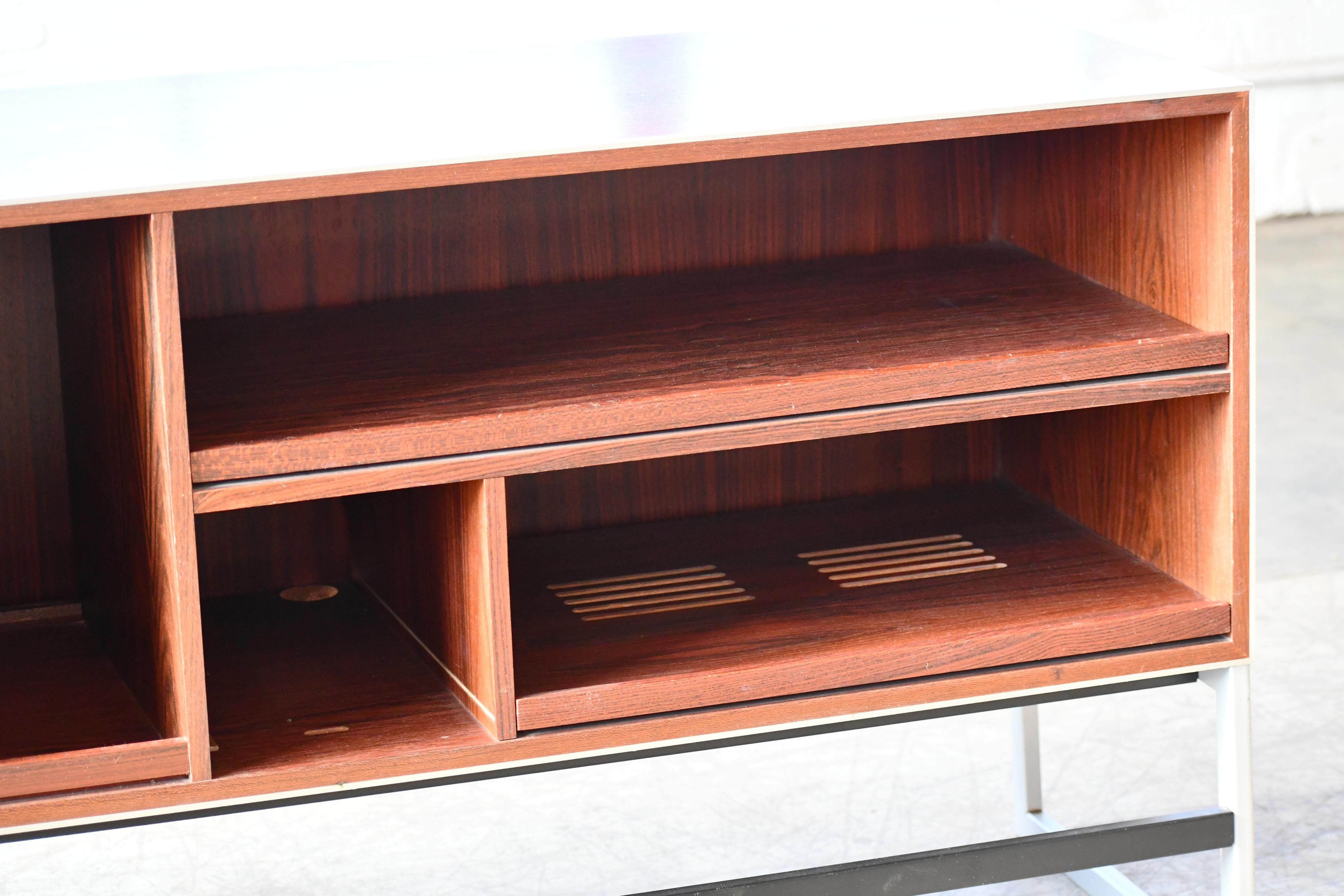 Bang & Olufsen Stereo Media Music Cabinet in Brazilian Rosewood and Aluminum In Good Condition In Bridgeport, CT