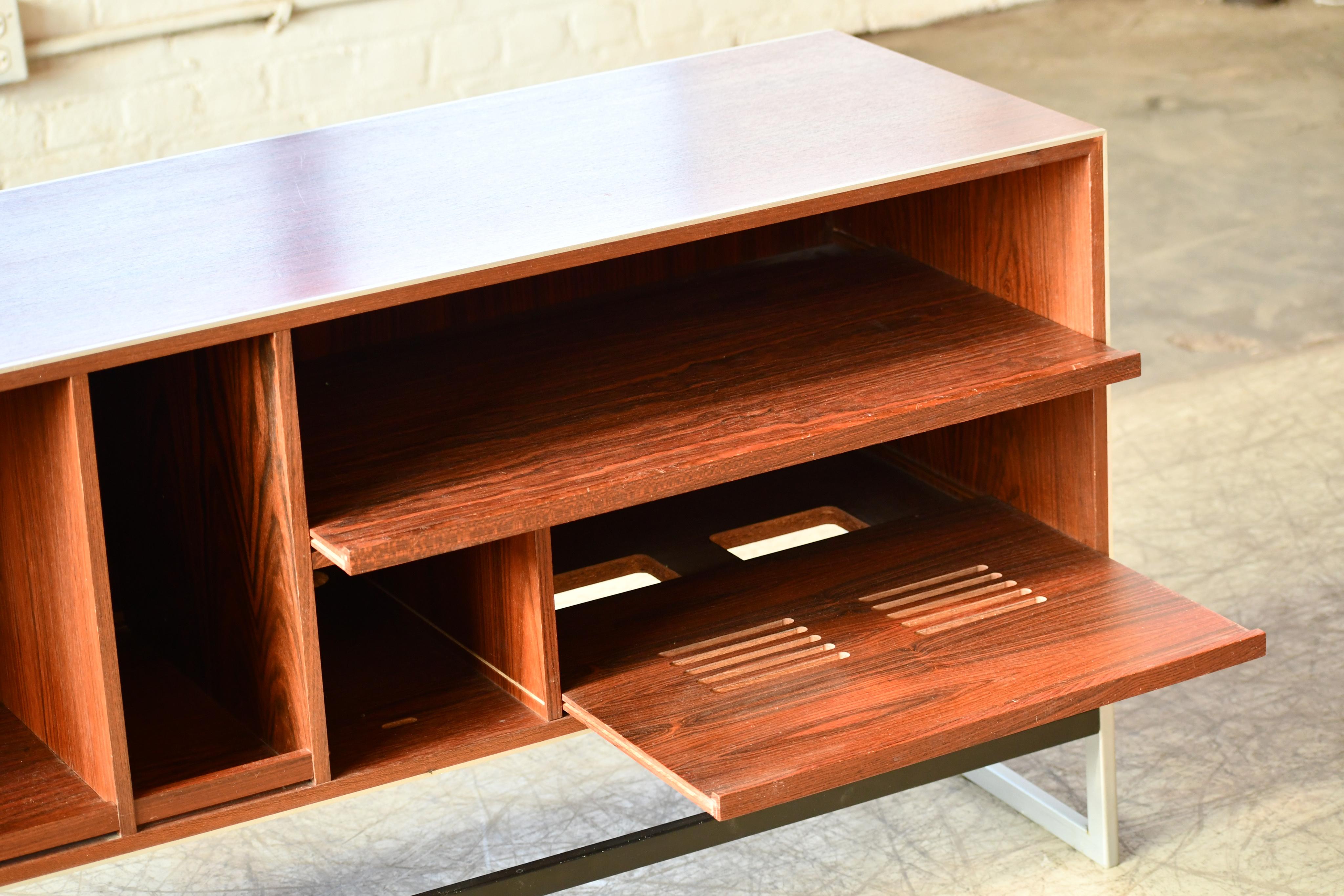 Late 20th Century Bang & Olufsen Stereo Media Music Cabinet in Brazilian Rosewood and Aluminum