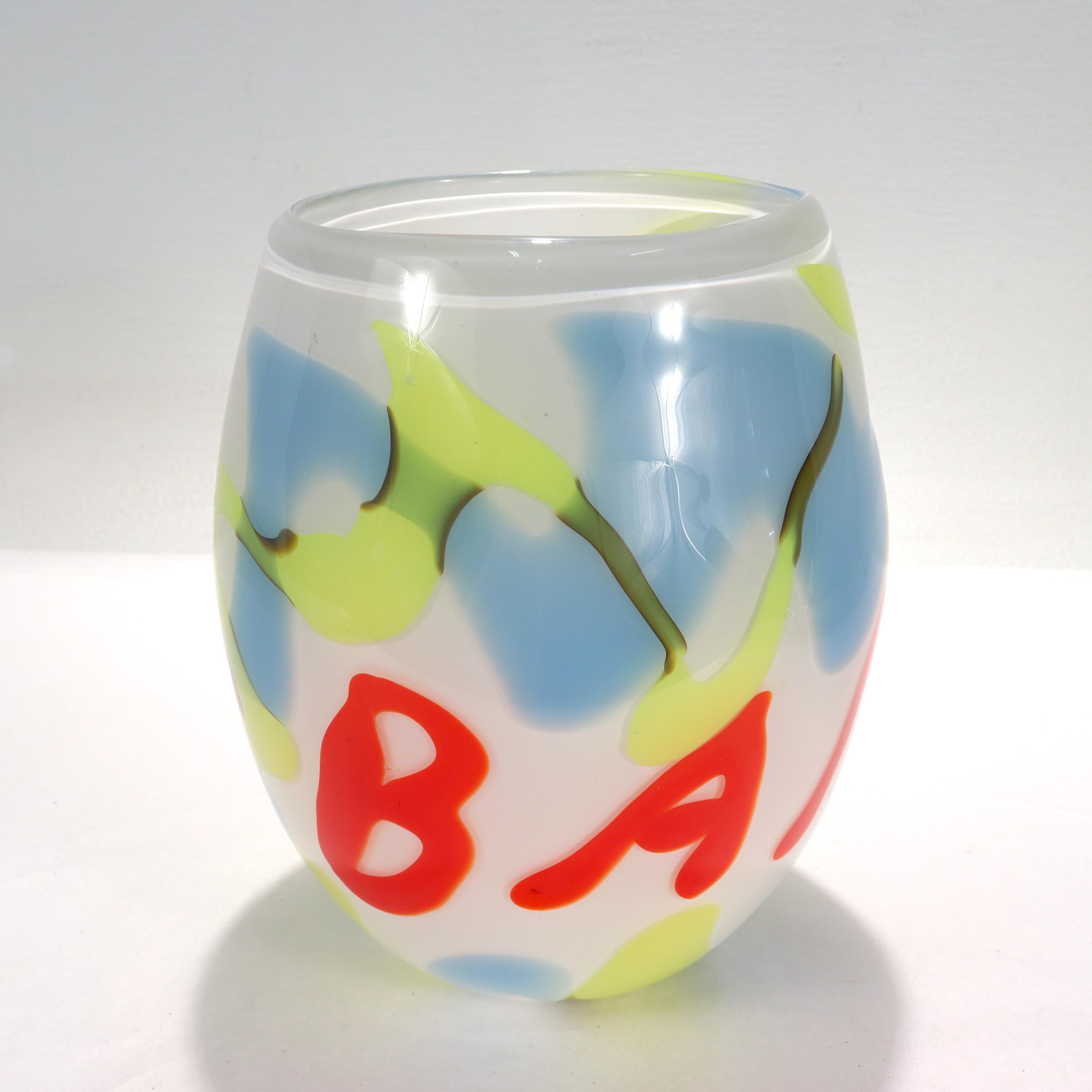 Un vase en verre d'art Diptych Fine Arts. 

Décorée d'un 