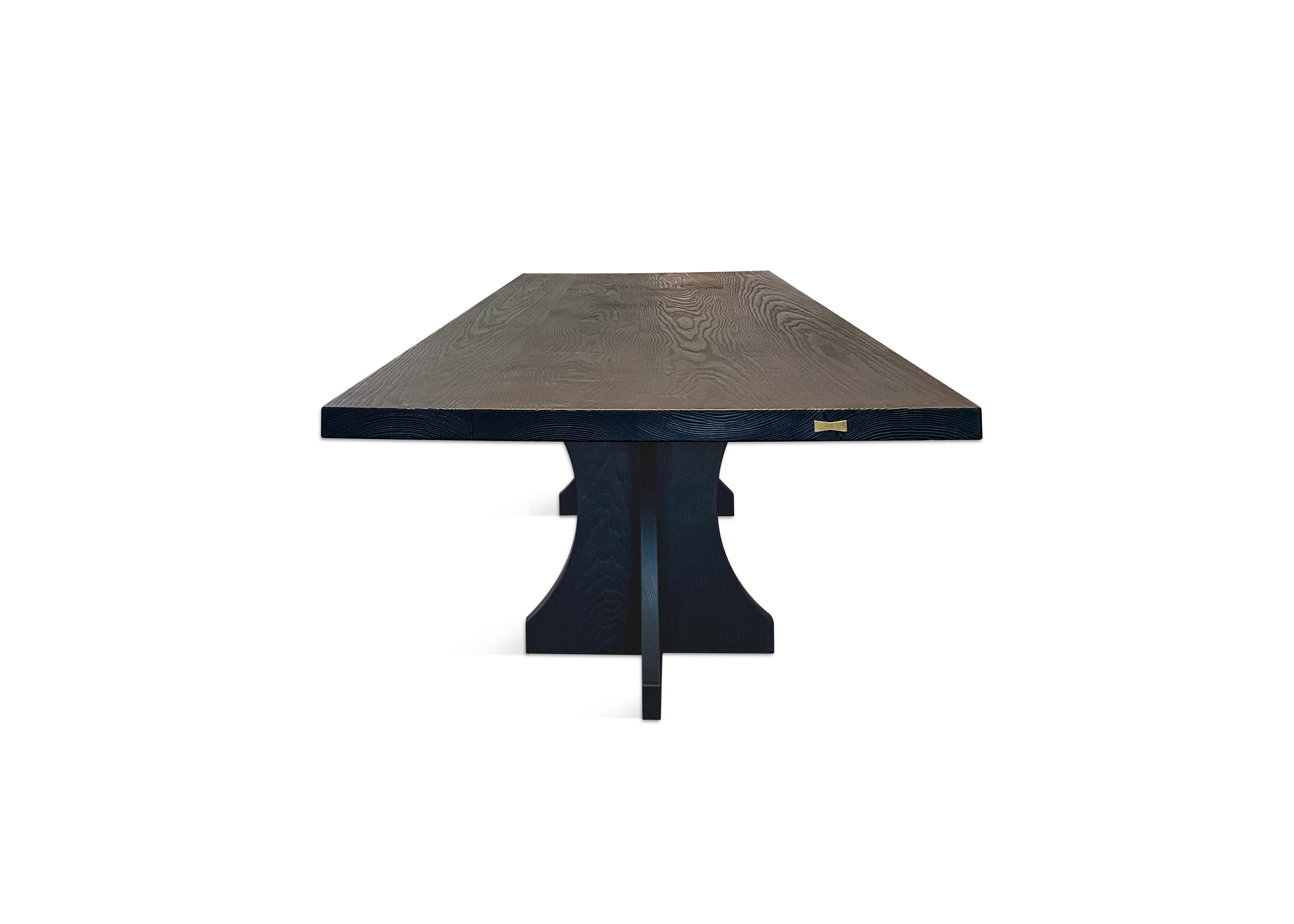 Découvrez l'alliance de l'artisanat japonais traditionnel et de la modernité.
avec la table à manger Bangall. Cette table n'est pas seulement un meuble, c'est aussi une œuvre d'art, avec un plateau de 2 pouces d'épaisseur fabriqué à partir de larges