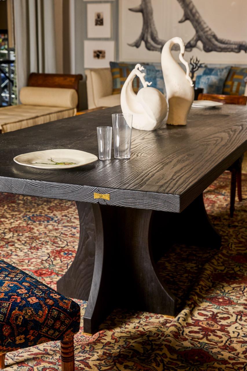 Cuit Table de salle à manger moderne Shou Sugi Ban Artisan Black Charred Wood Brass - Tent par DH en vente