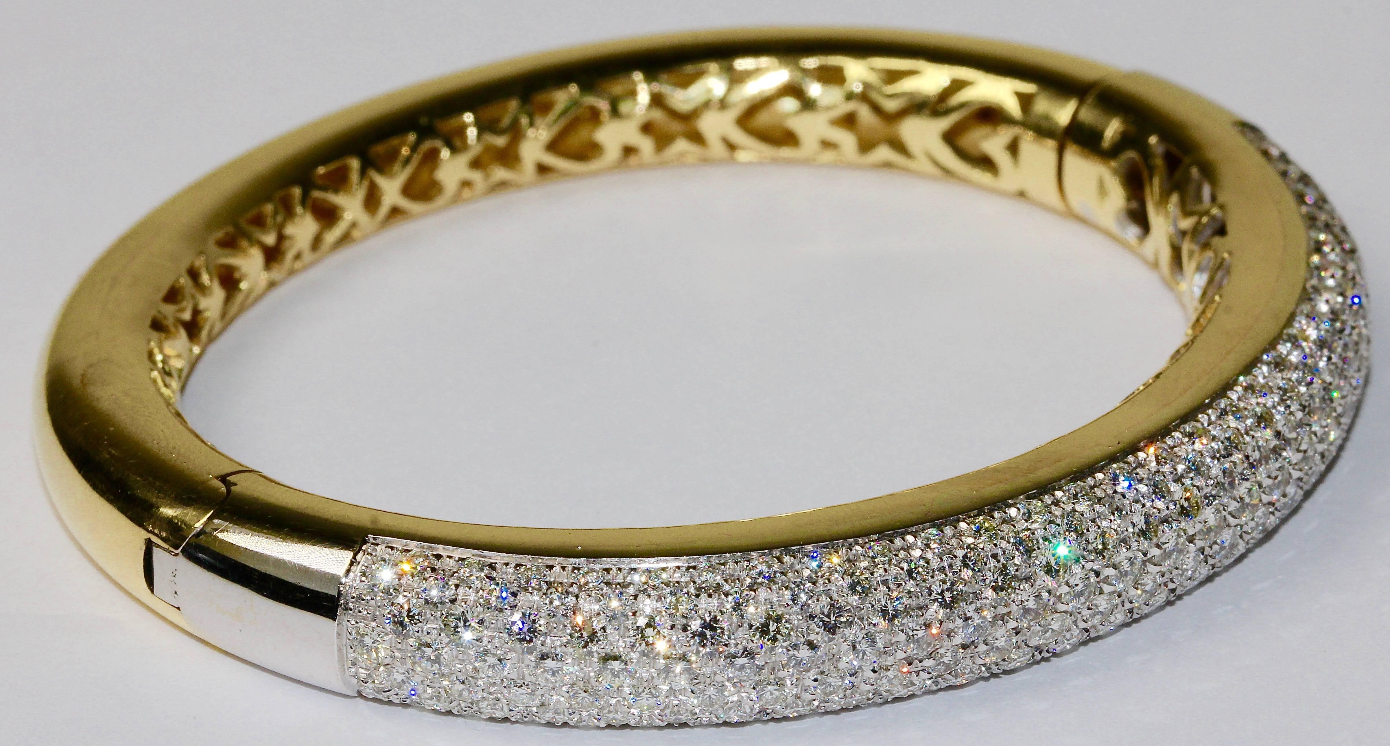 Bangle, 18k Gold, 55.8 gram Set with 8.10ct Diamonds, with Certificate In Excellent Condition In Berlin, DE